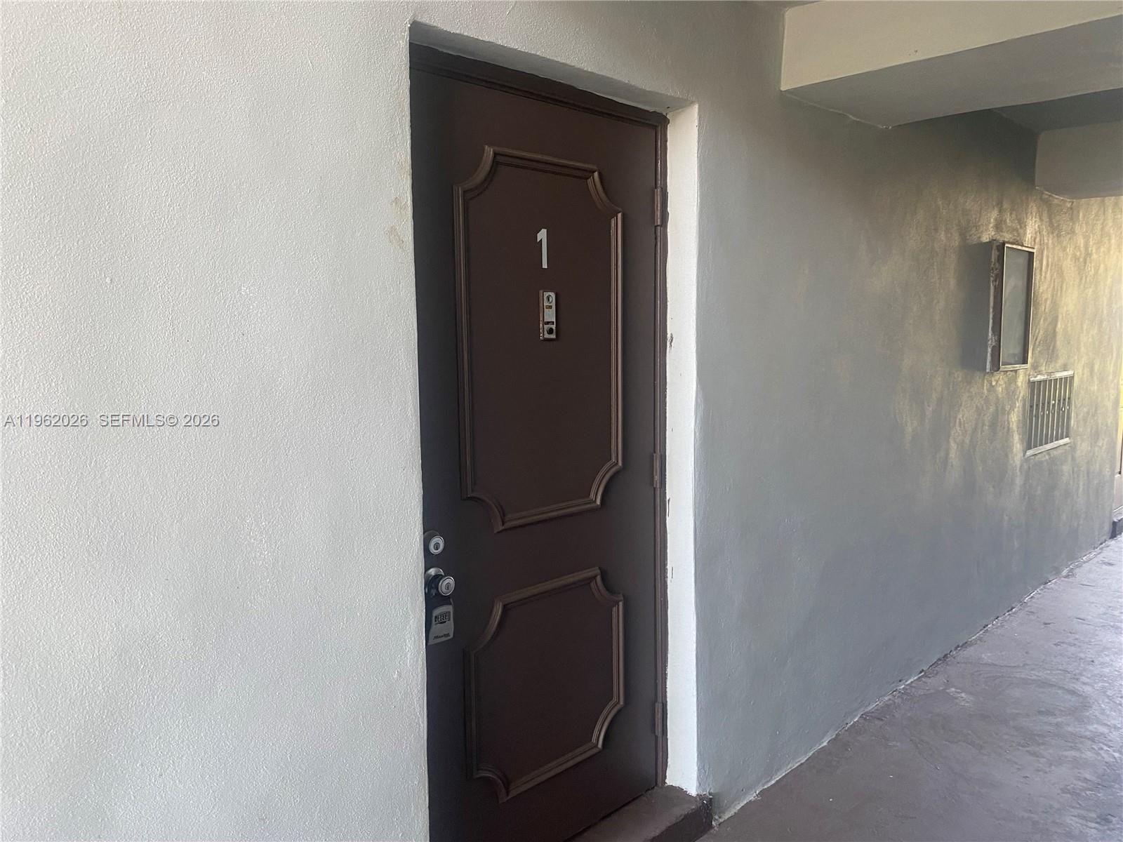 335 W Laurel Dr # 1M — Photo 2
