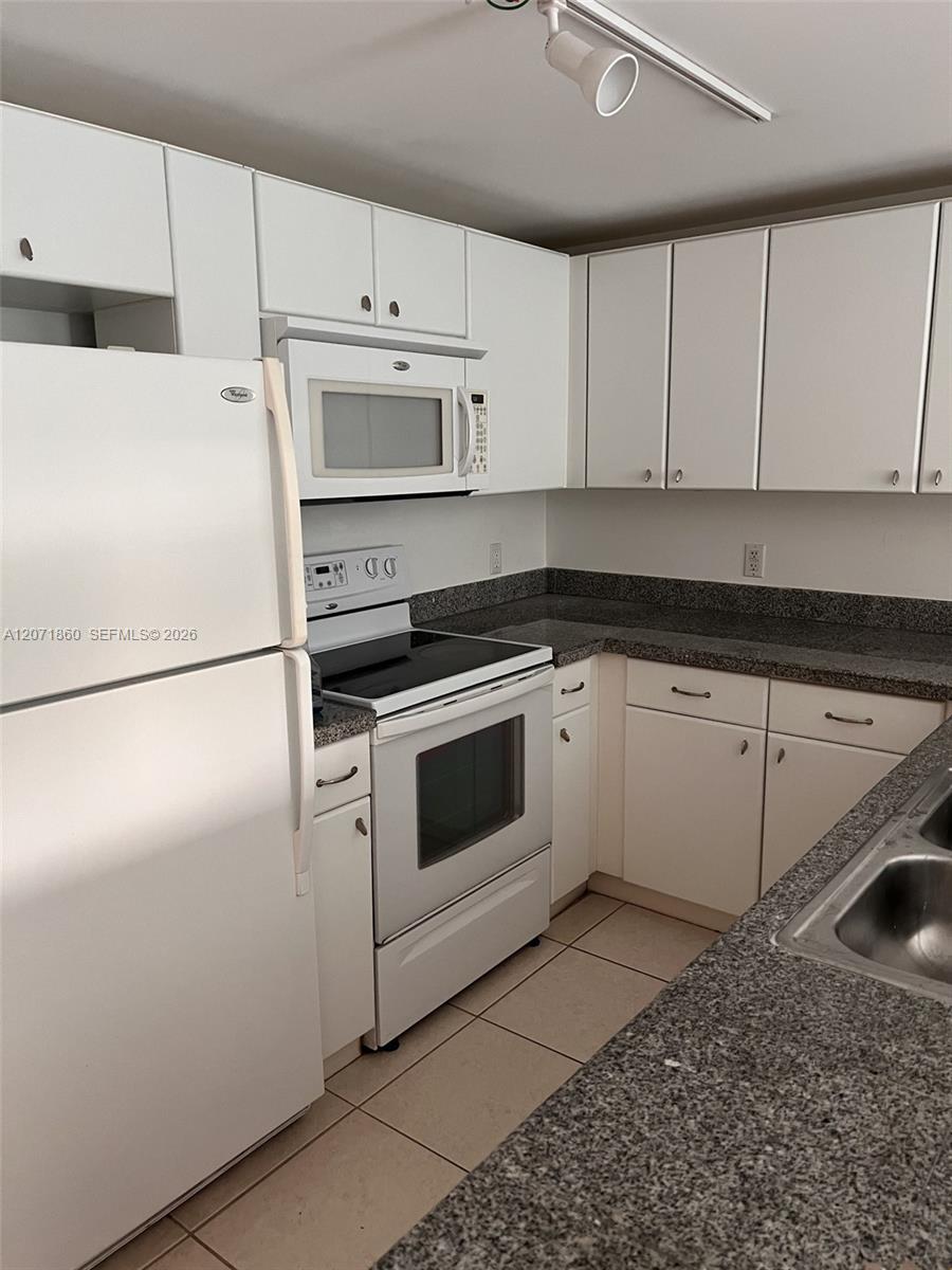 2740 SW 28th Ter # 206 — Photo 3