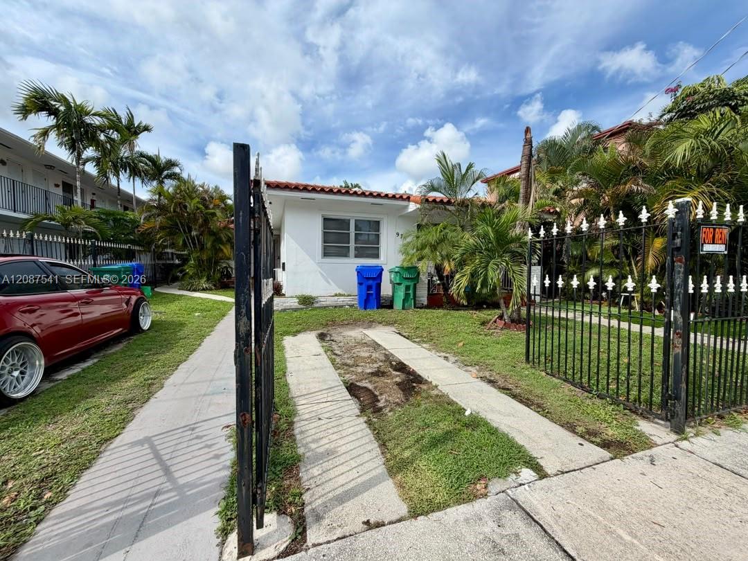975 SW 10th St # 5 — Photo 2