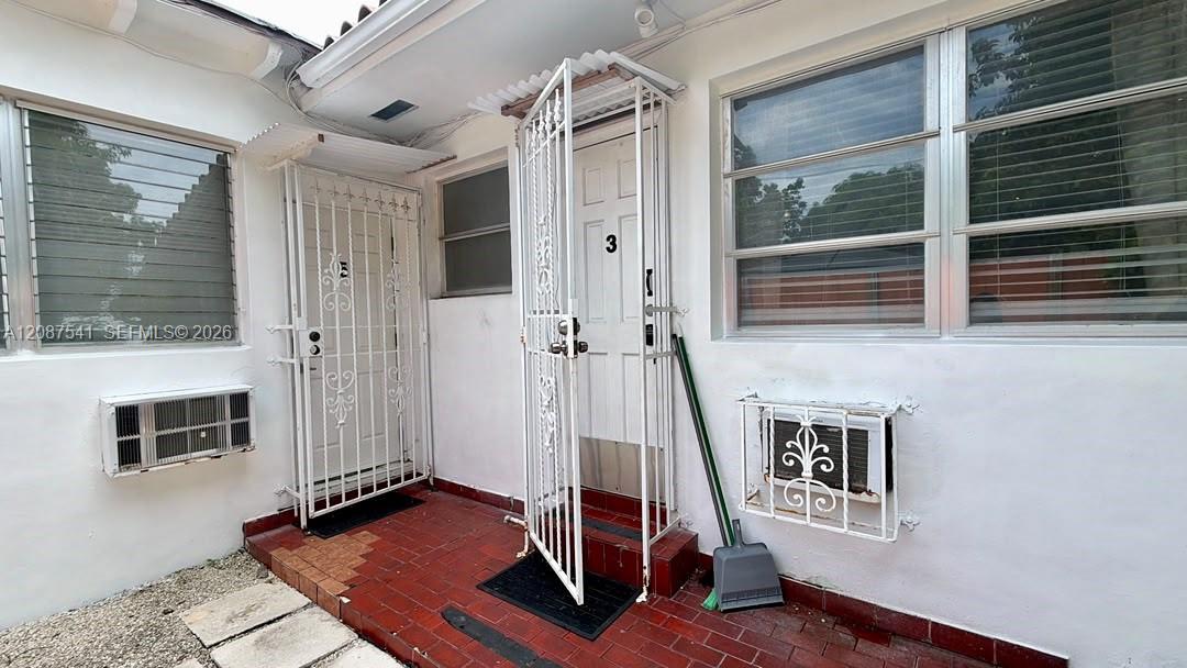 975 SW 10th St # 5 — Photo 4