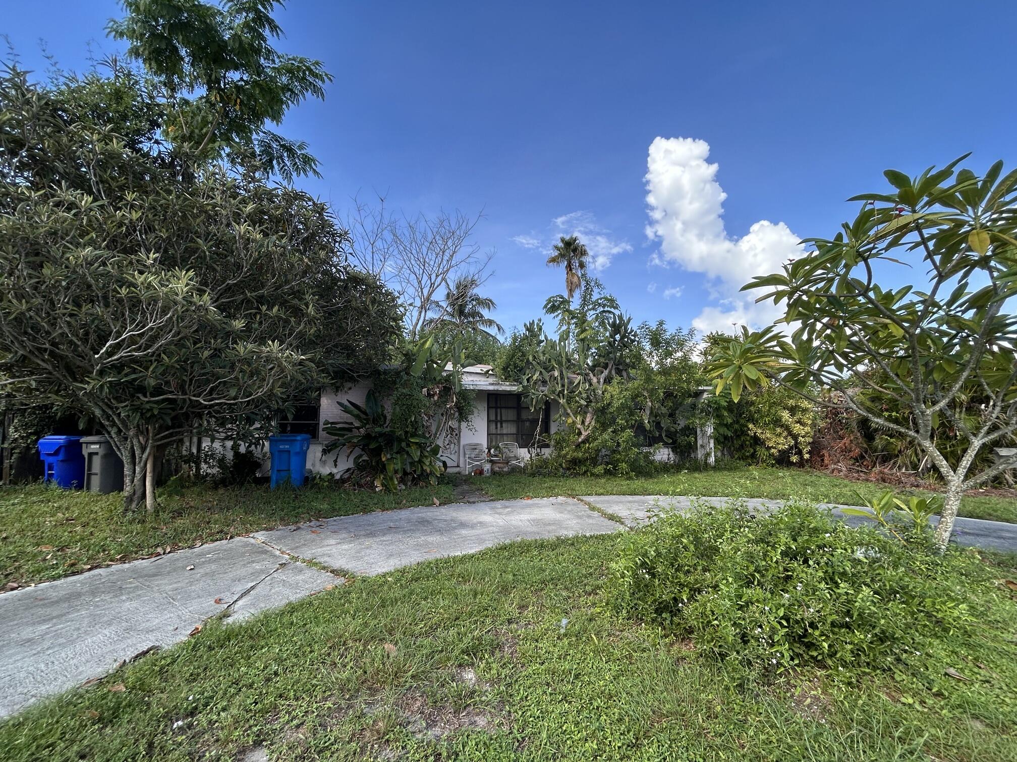 36 THOMAS Road, West Park FL 33023
