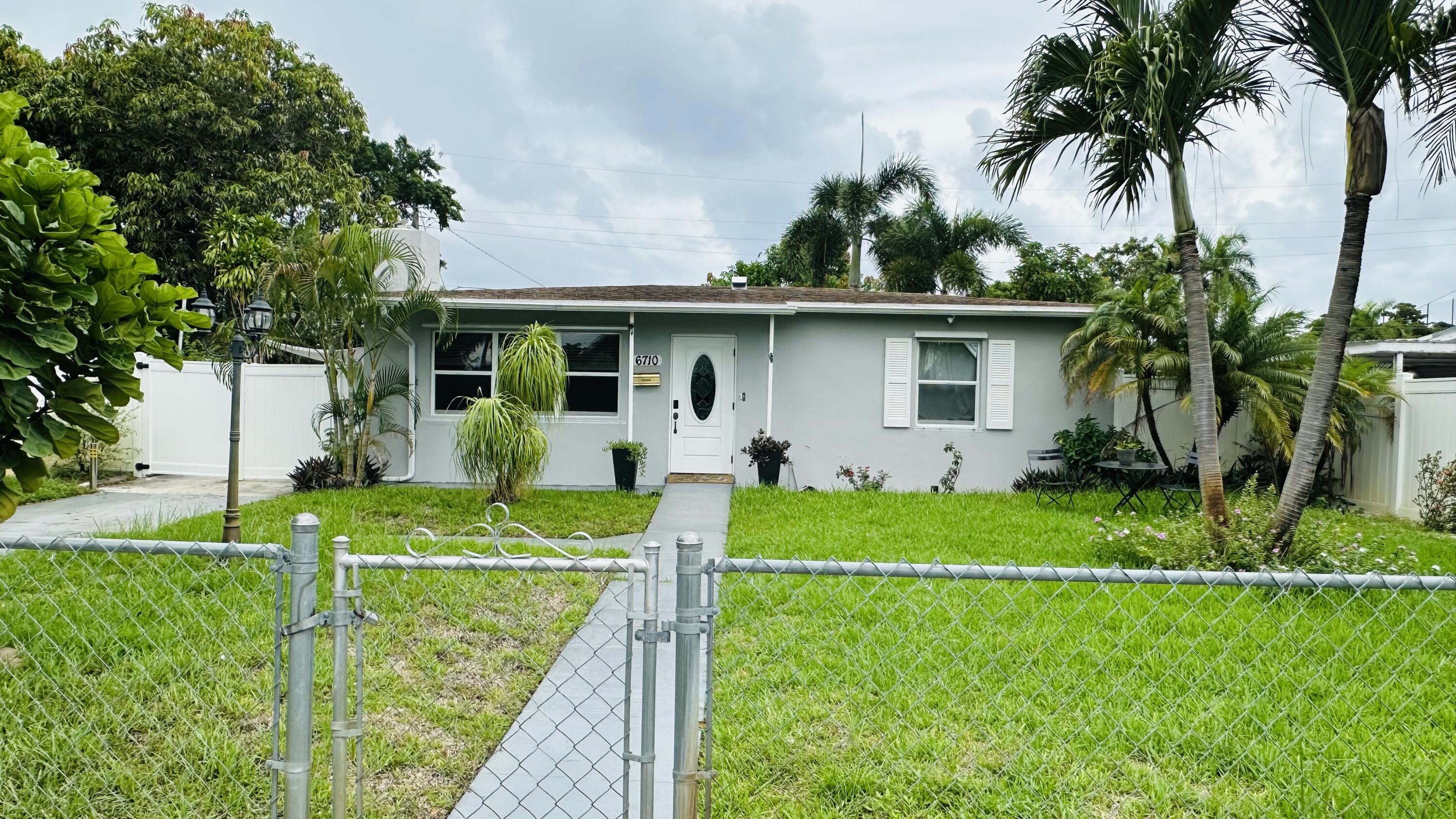 6710 Forest Court, West Palm Beach FL 33405