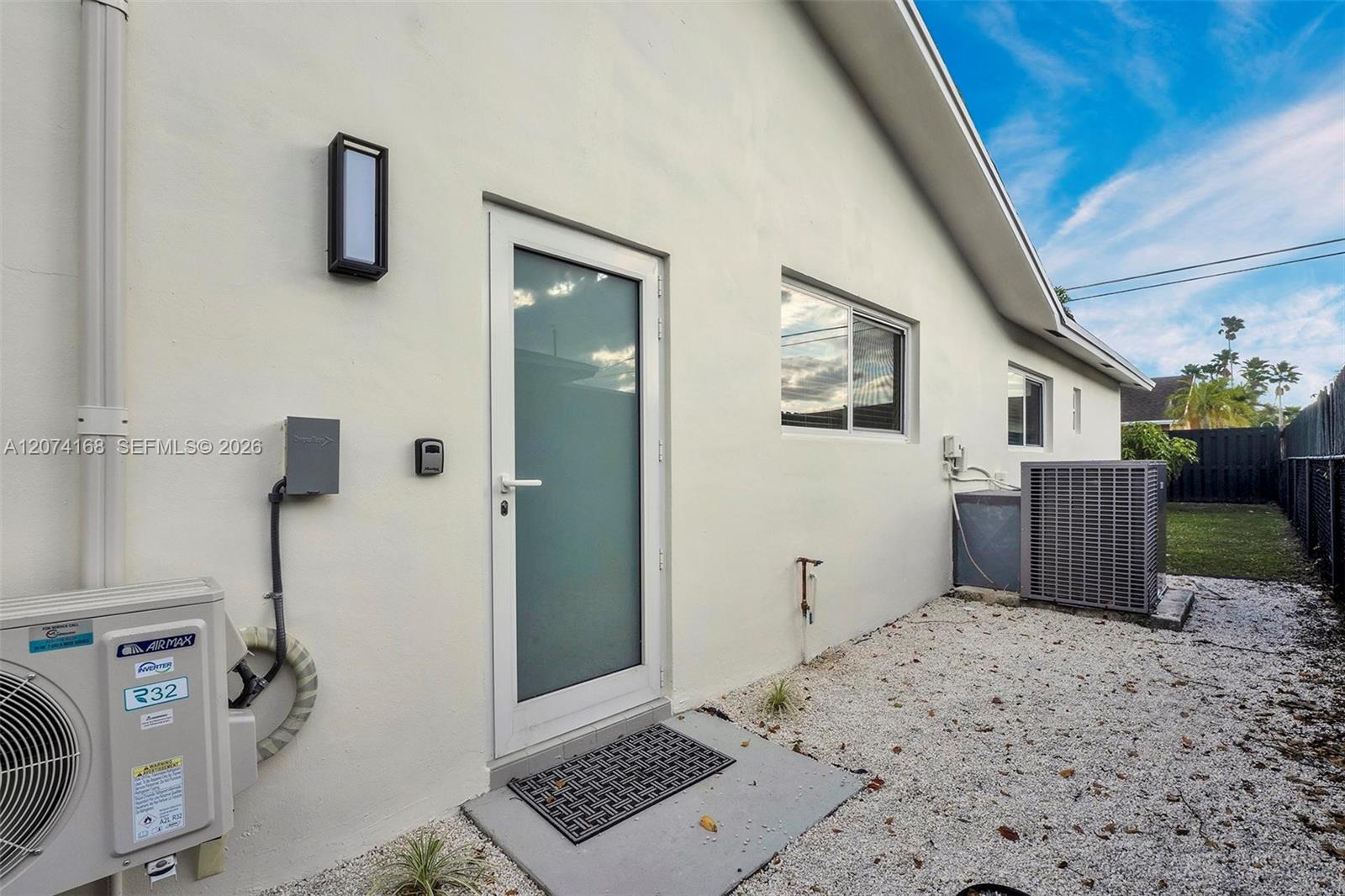 10430 Sunset Strip — Photo 4