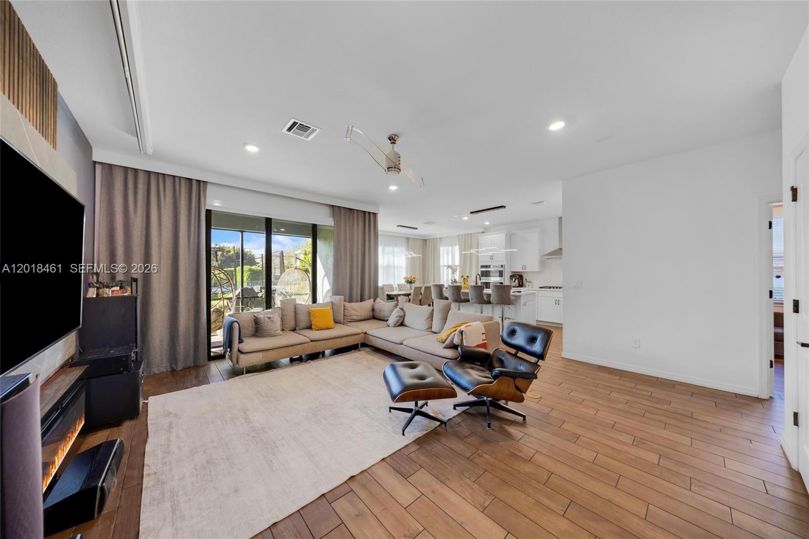 2454 Primrose Pl — Photo 4