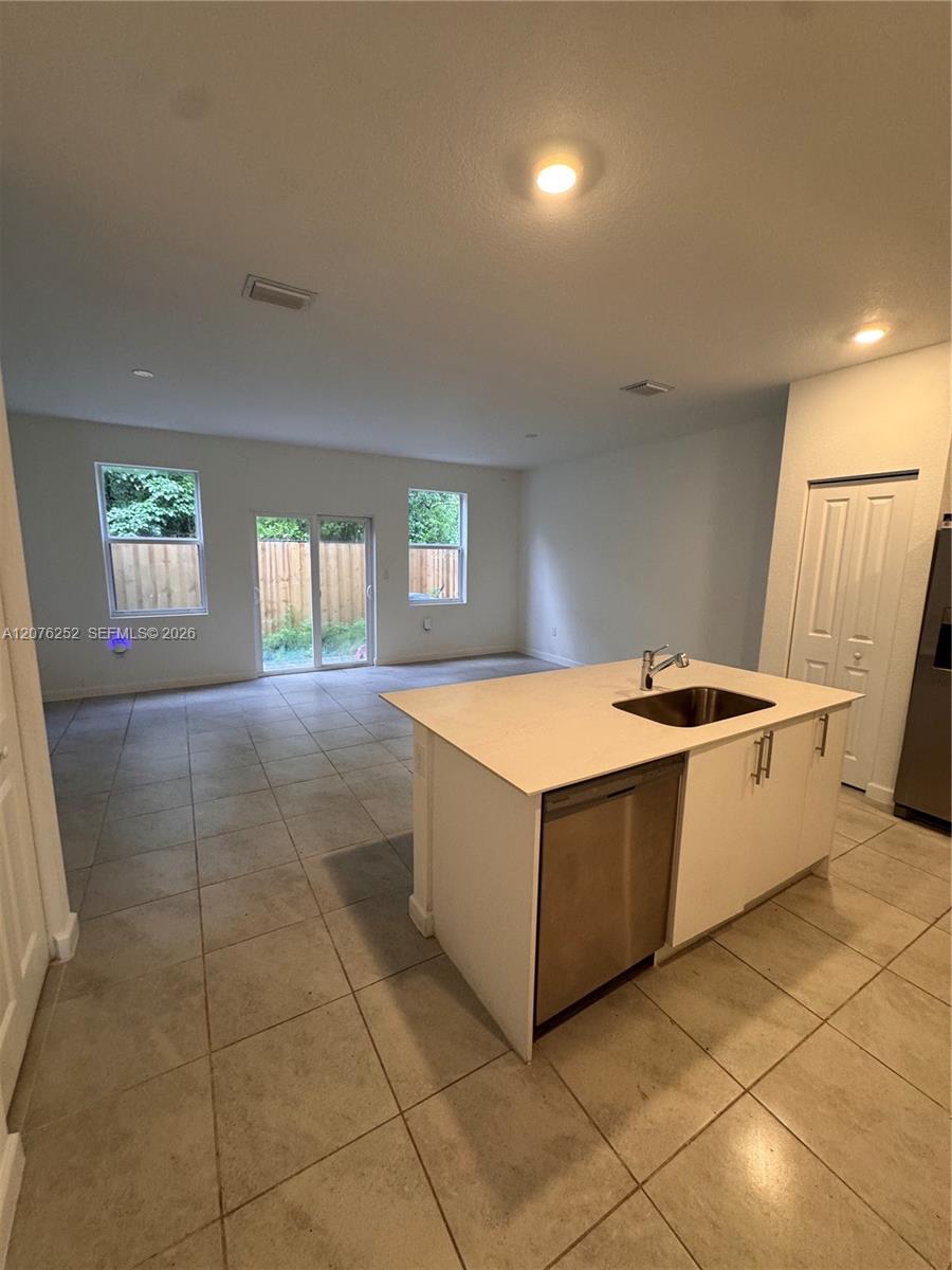 194 SE 10th Ct — Photo 4