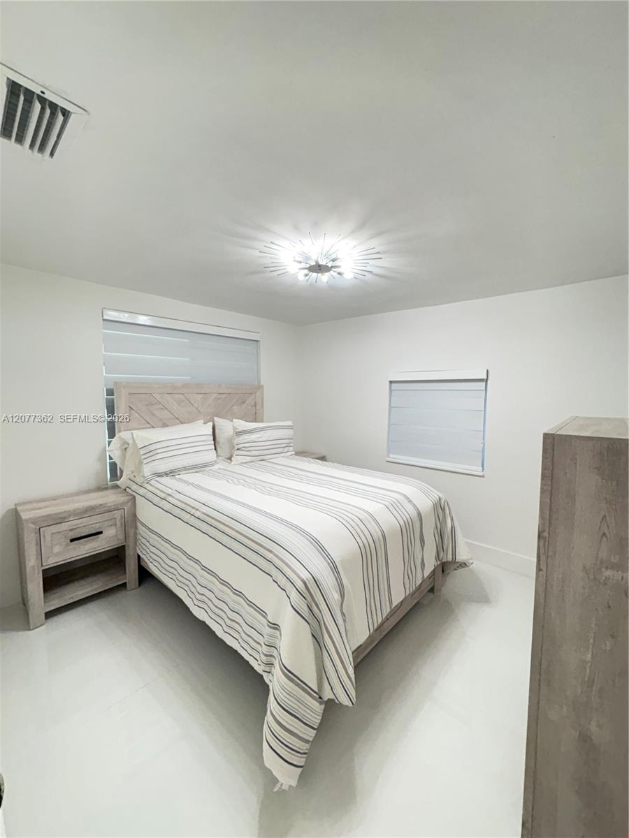 937 SW 18th Ct — Photo 2