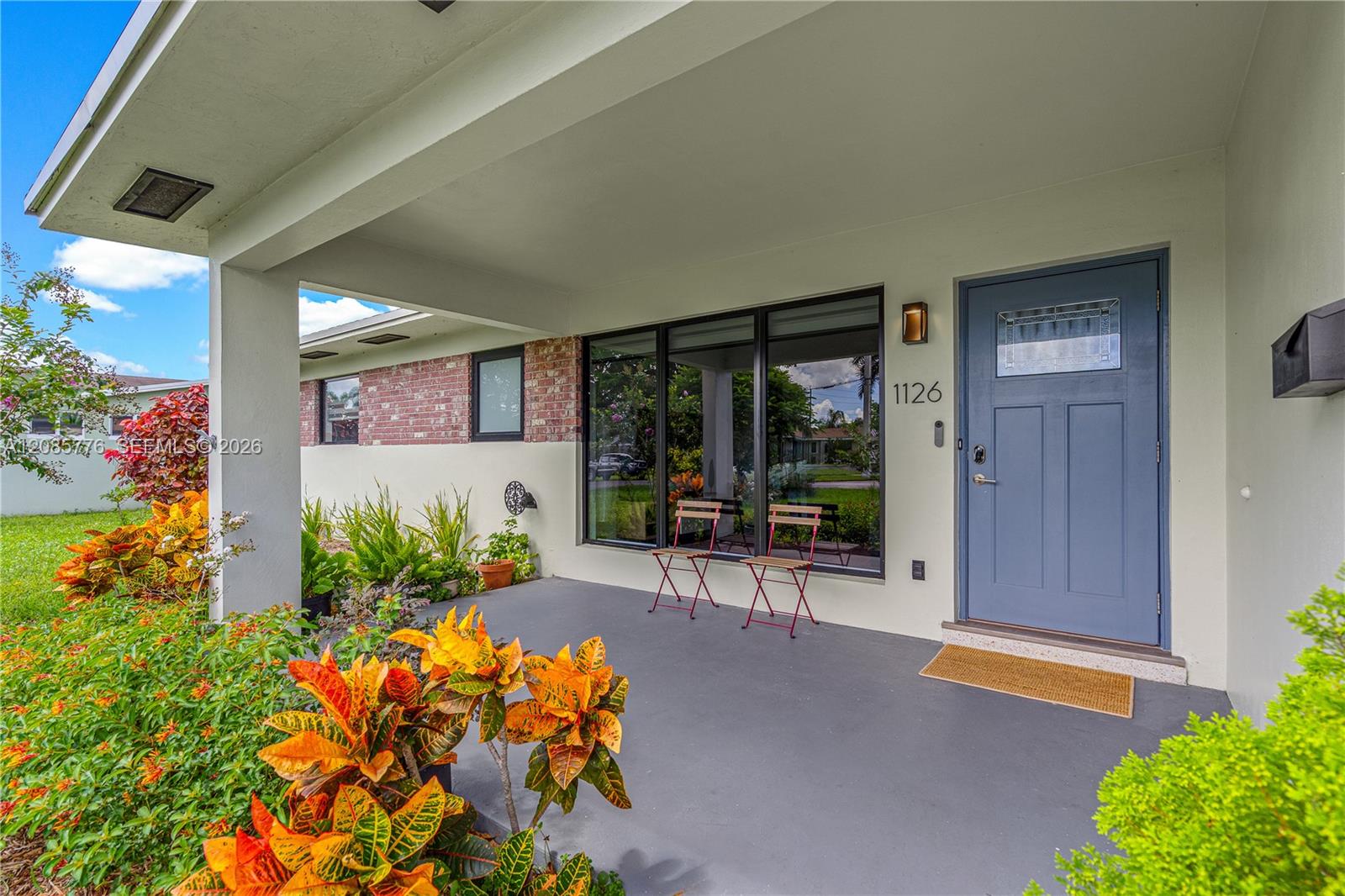 1126 E Hawthorne Cir — Photo 2