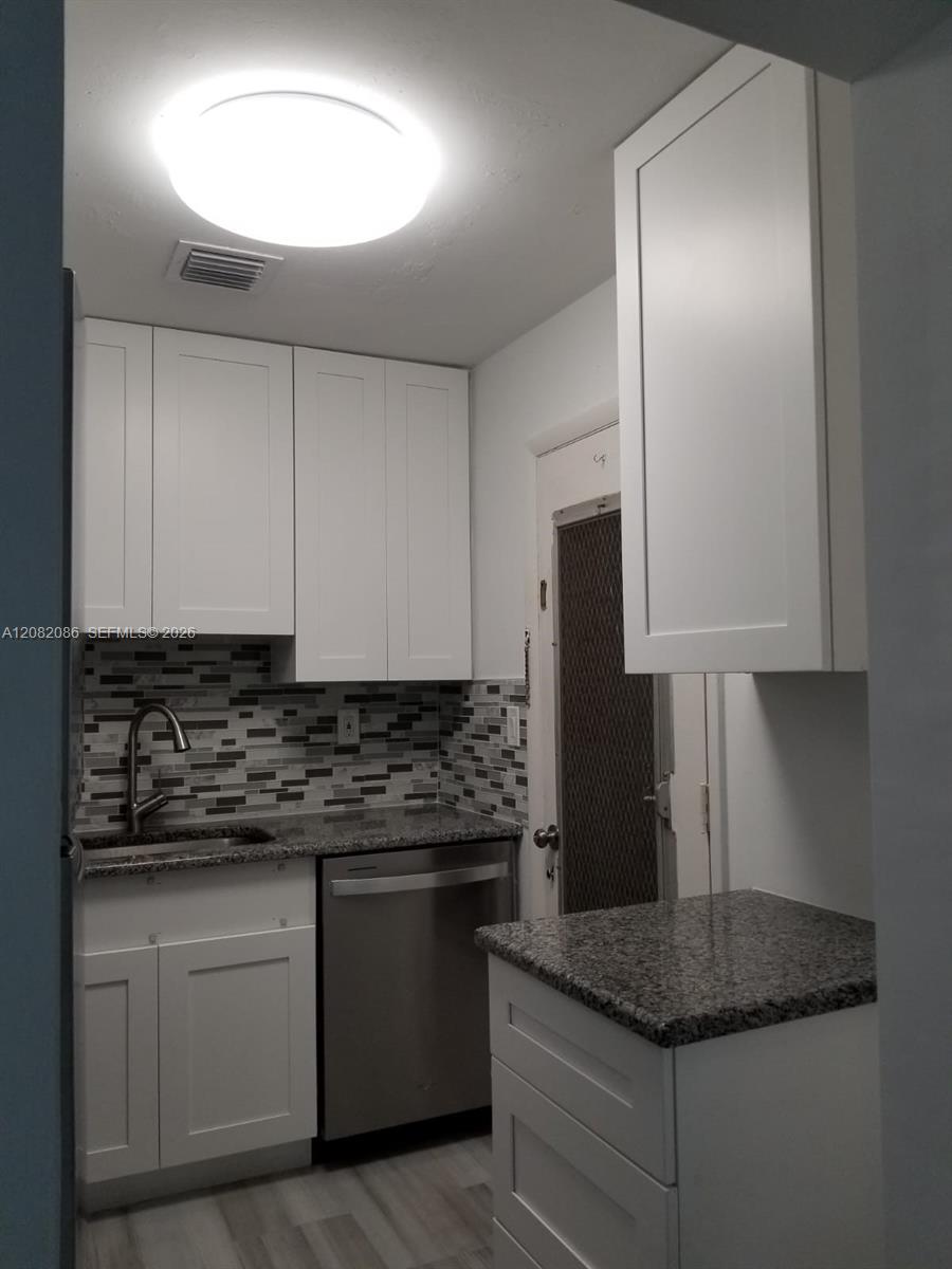 2990 NE 16th Ave # 105 — Photo 2