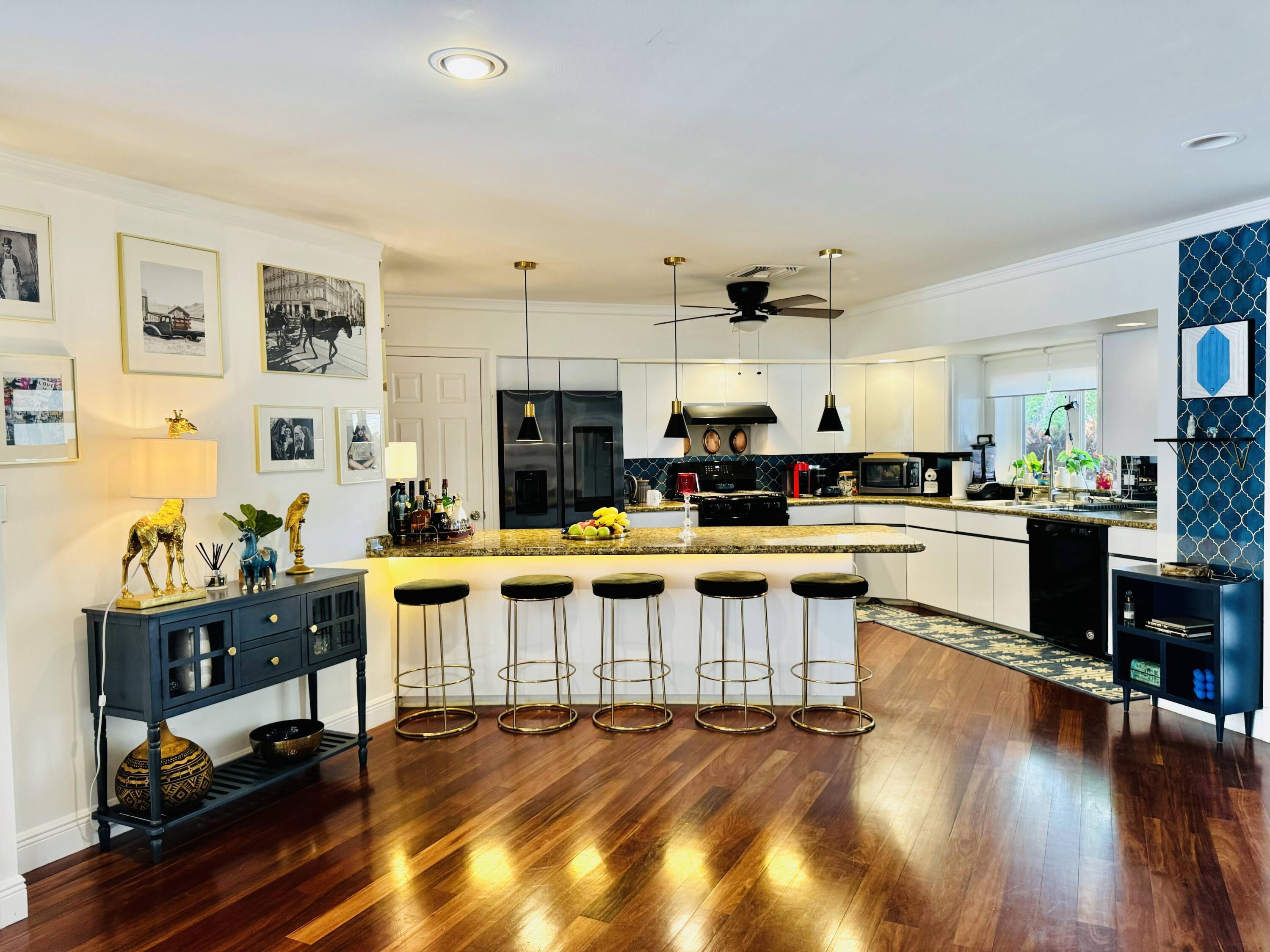 1728 NE 40th Street — Photo 3