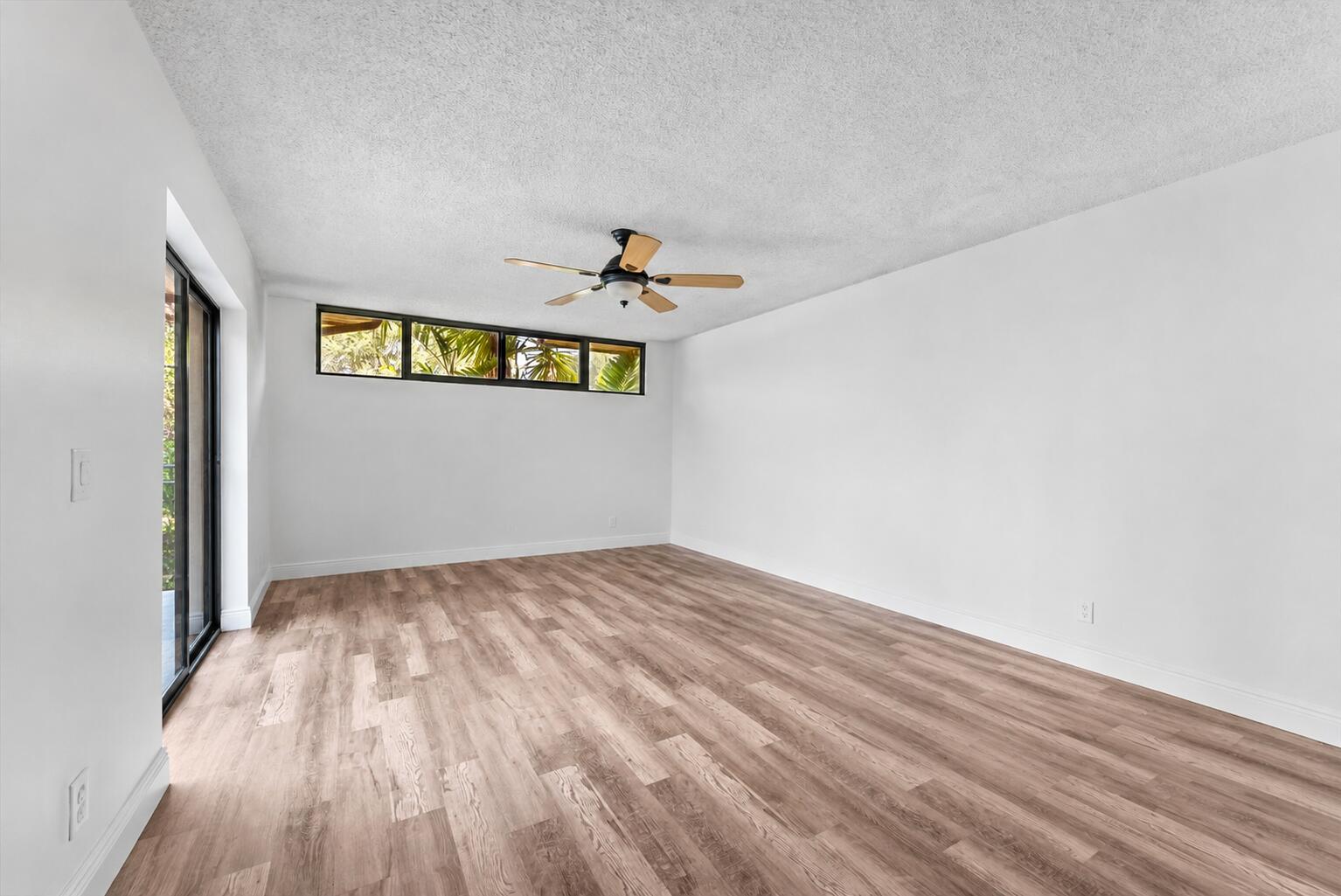 3750 VICTORIA Drive — Photo 2