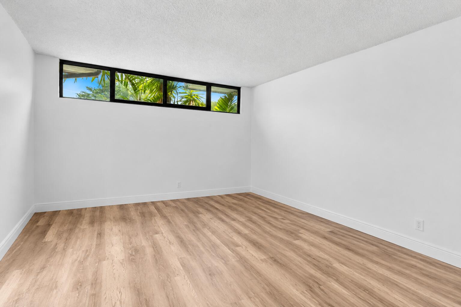 3750 VICTORIA Drive — Photo 3