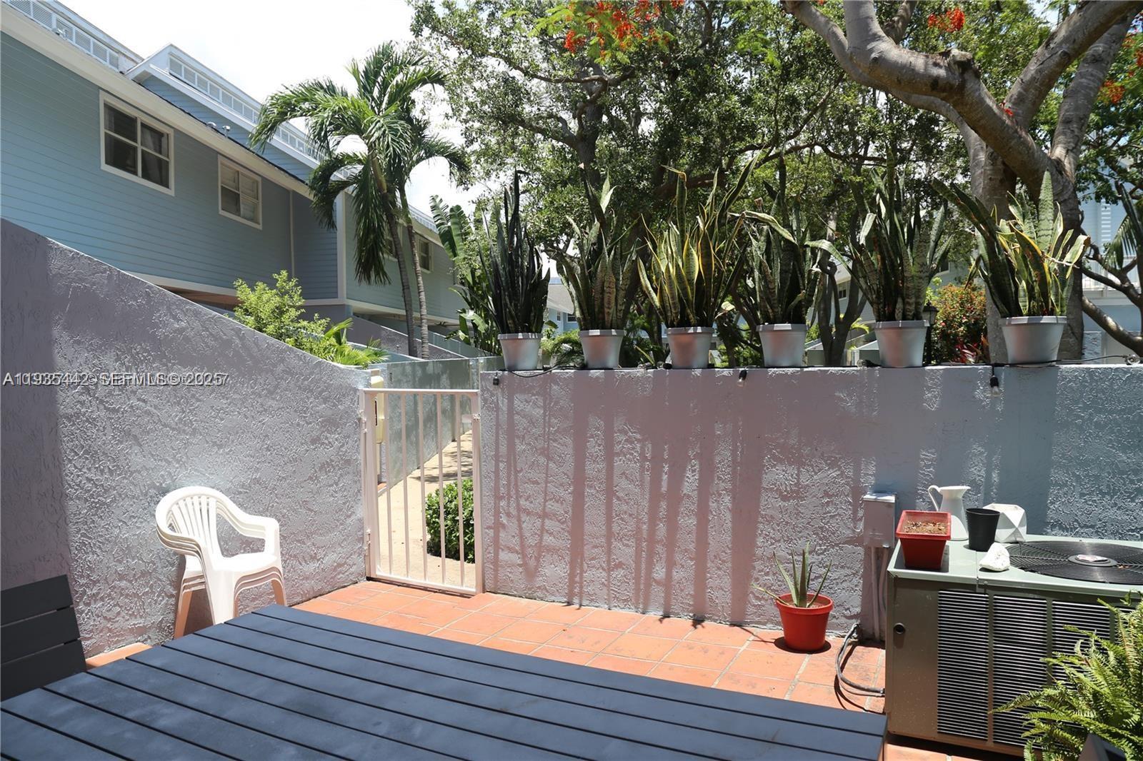 798 Crandon Blvd # C — Photo 2