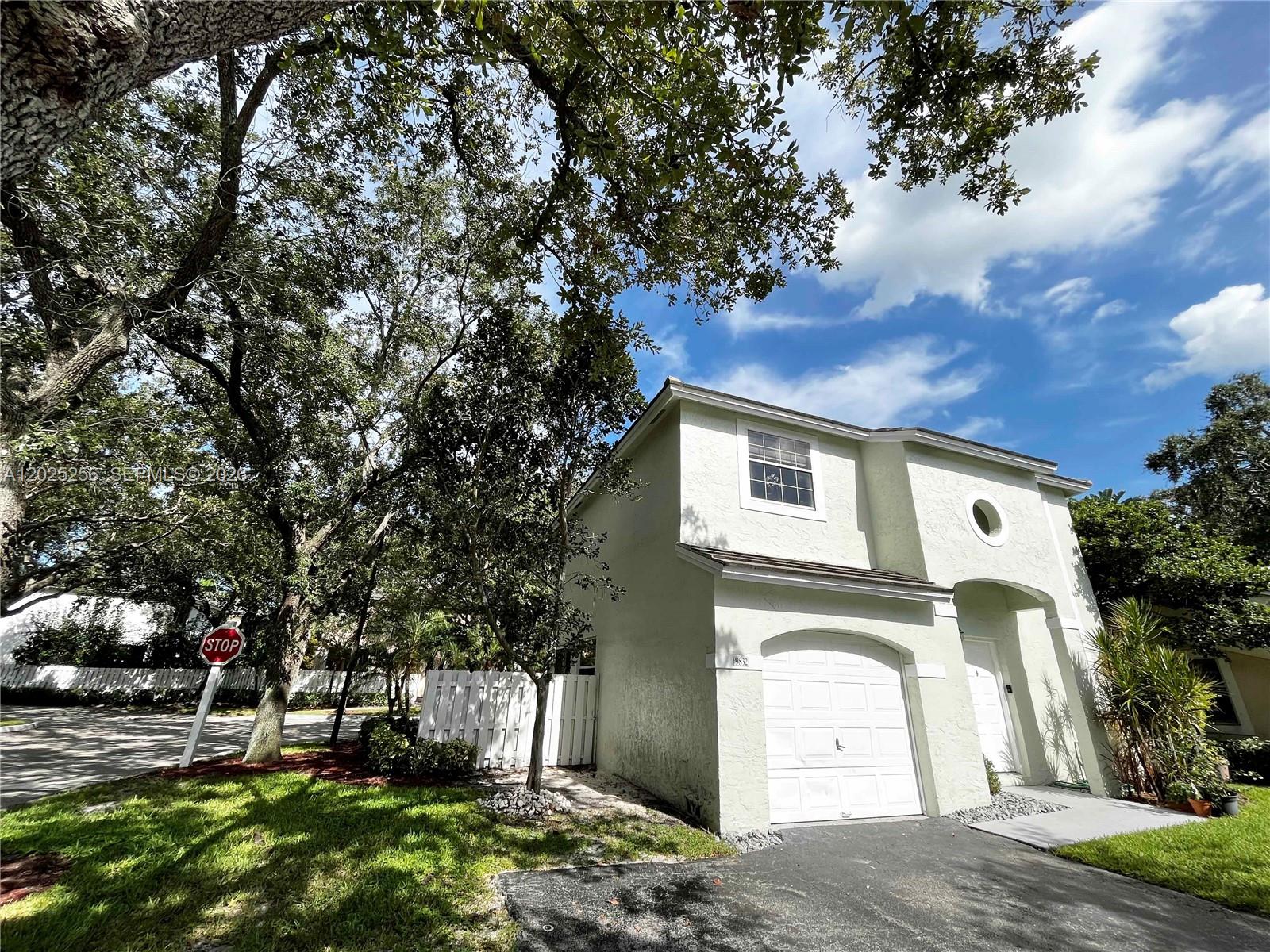9832 NW 9th Ct, Plantation FL 33324
