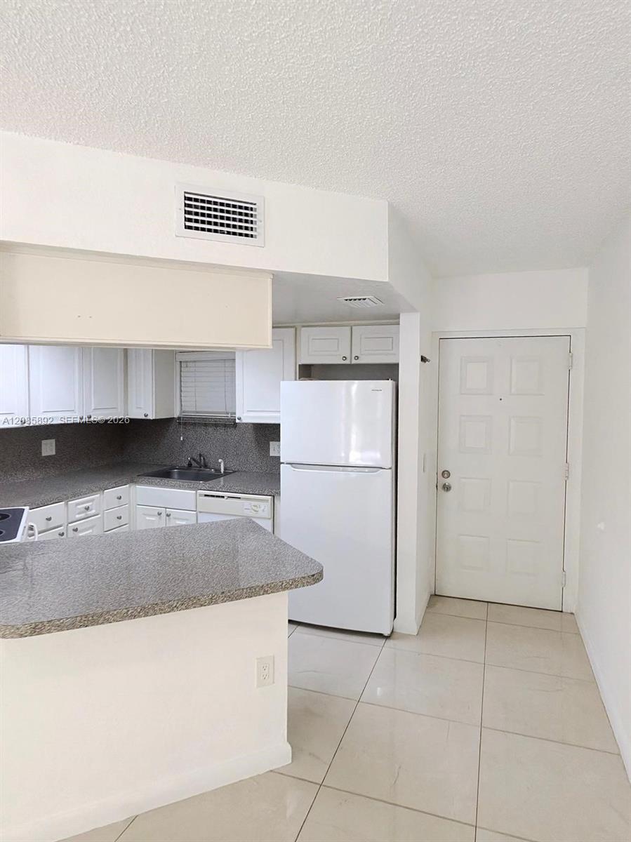 8245 Lake Dr # 404 — Photo 2
