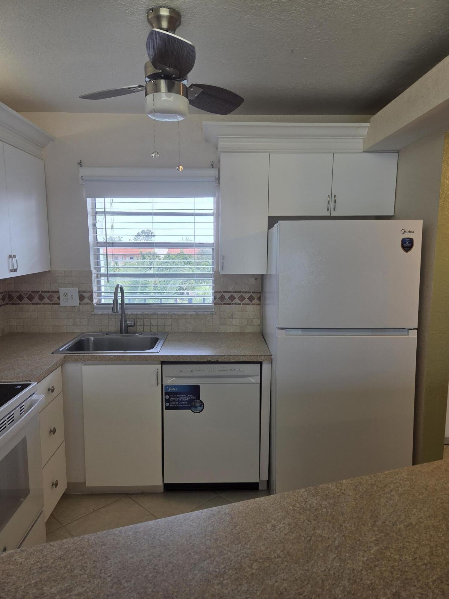 2998 Sunrise Lakes Drive E # 411 — Photo 4