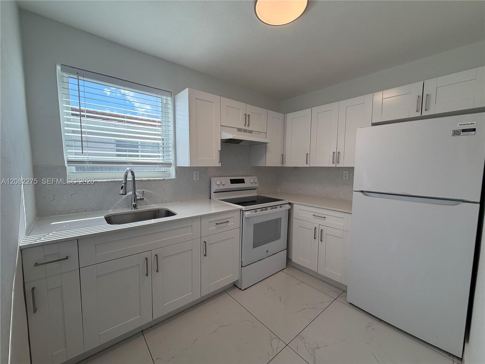 629 SW 10th St # 2 — Photo 3