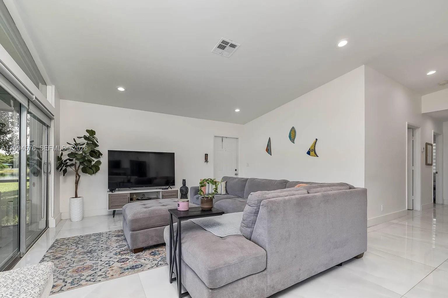 518 Woodgate Cir # E — Photo 2