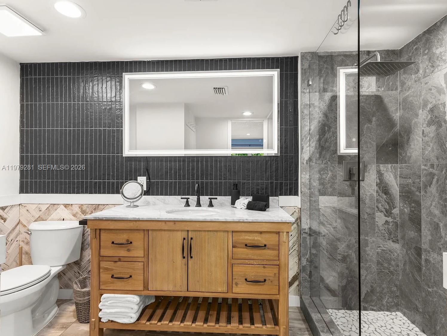 2211 NE 35th Ct — Photo 3
