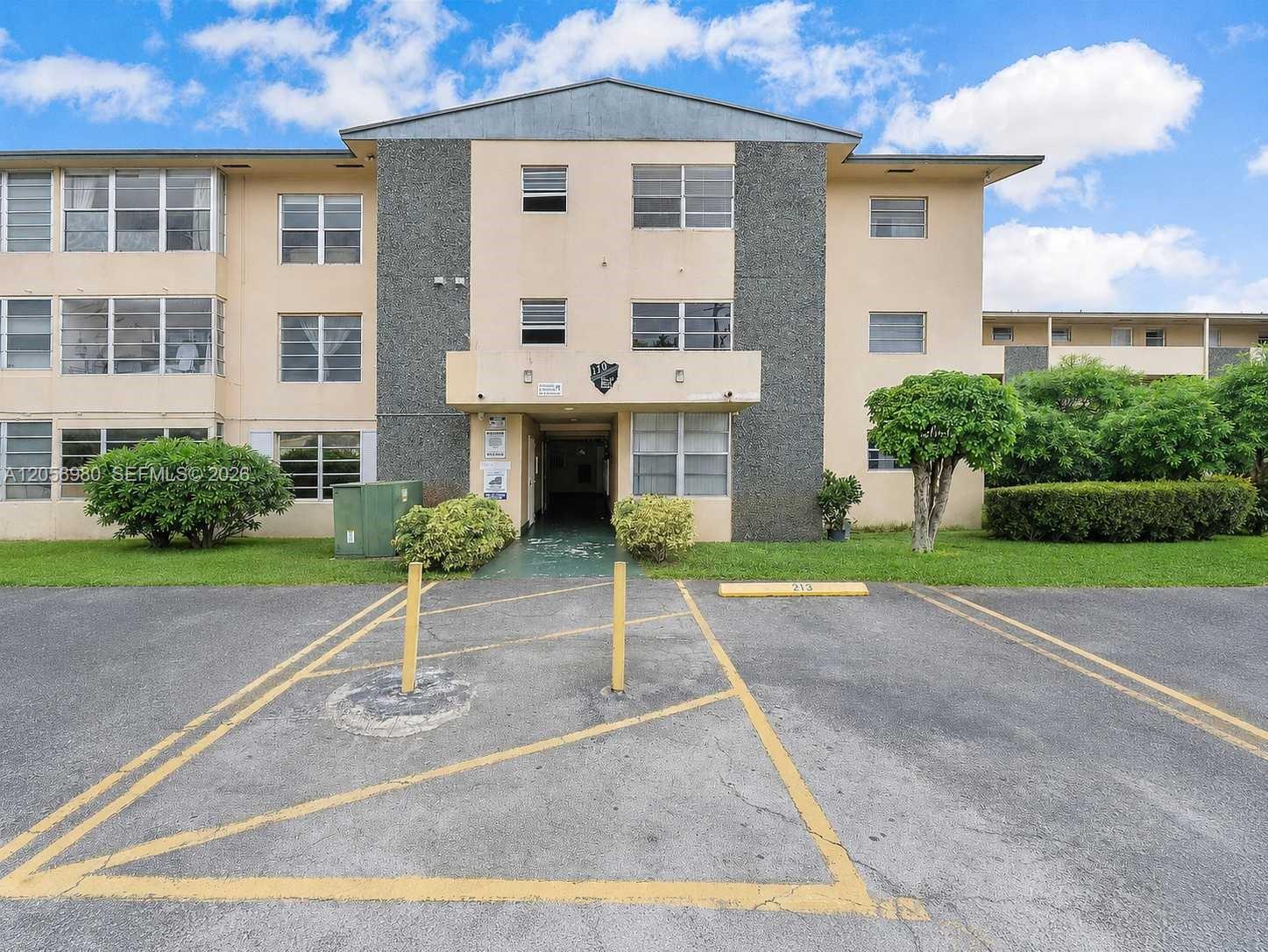 110 Royal Palm Rd # 208 — Photo 2