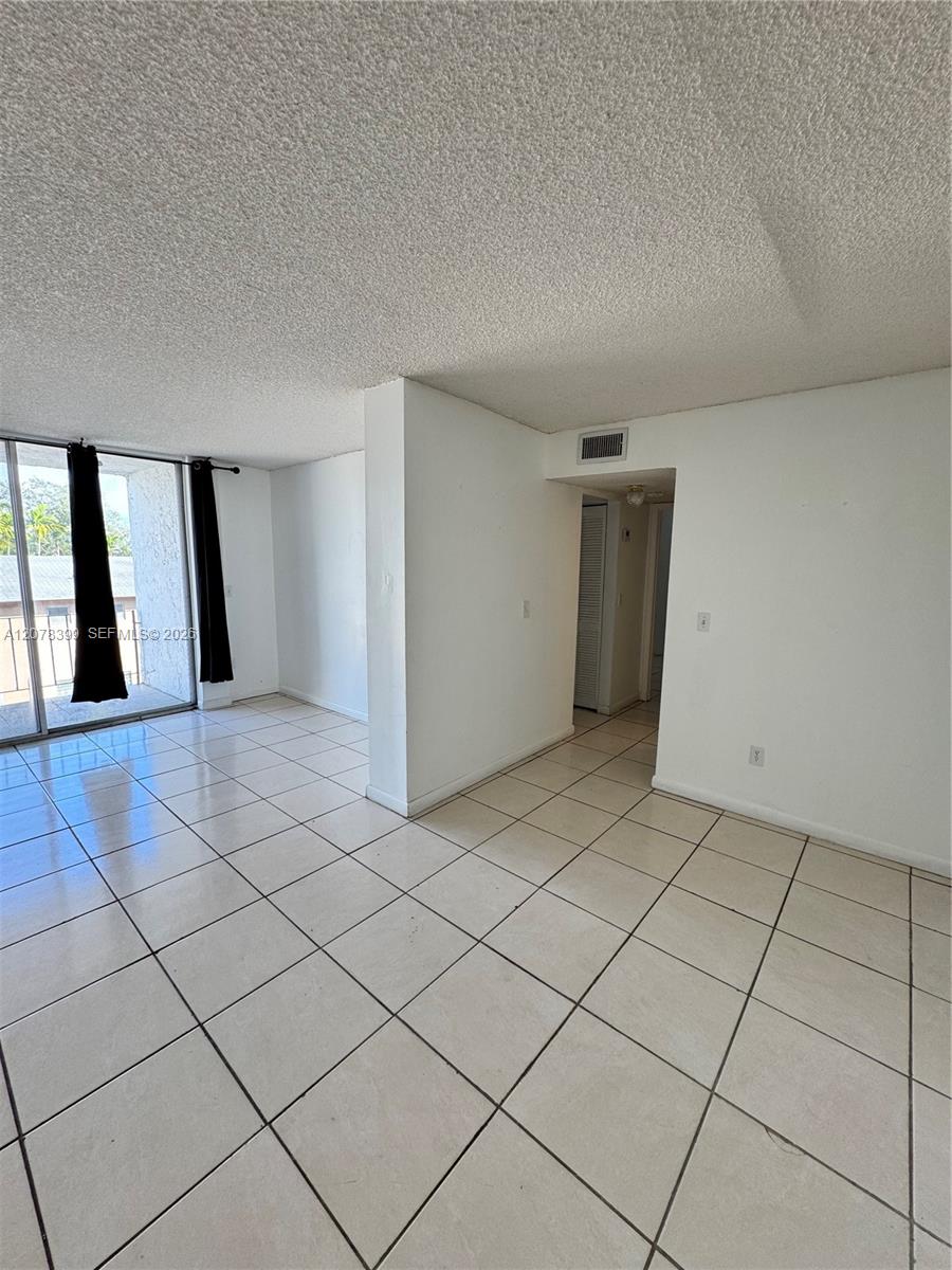 12105 NE 6th Ave # 304 — Photo 2