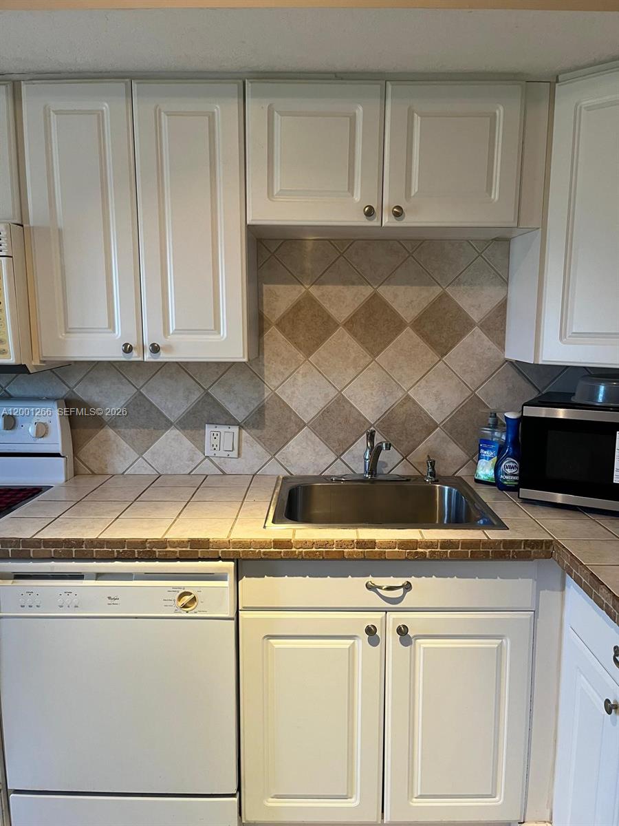 3200 N Palm Aire Dr # 407 — Photo 2