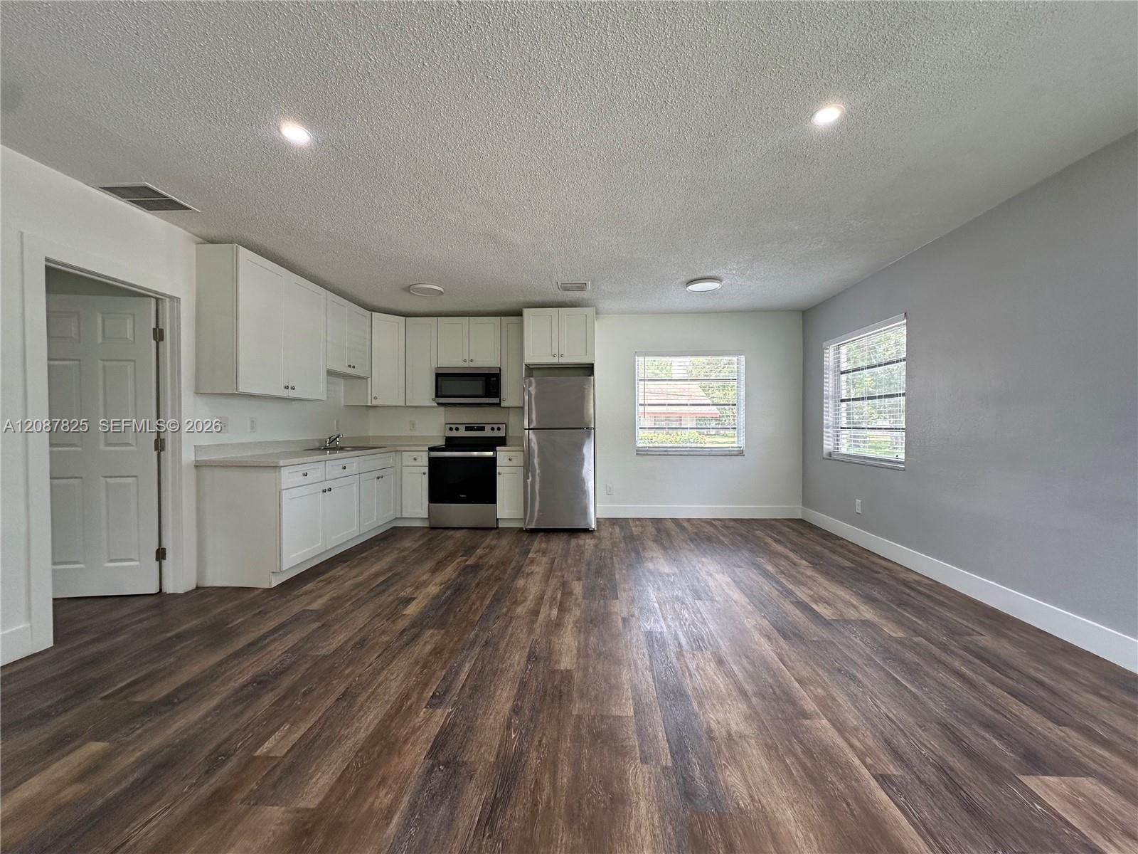 3315 SW 15th Ave # 6 — Photo 2