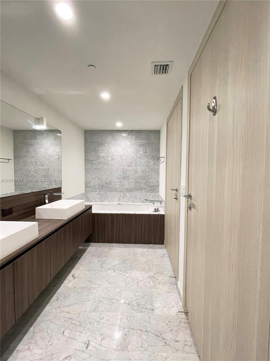 1000-brickell-plz-unit-4301-i6hb9xy — Photo 5