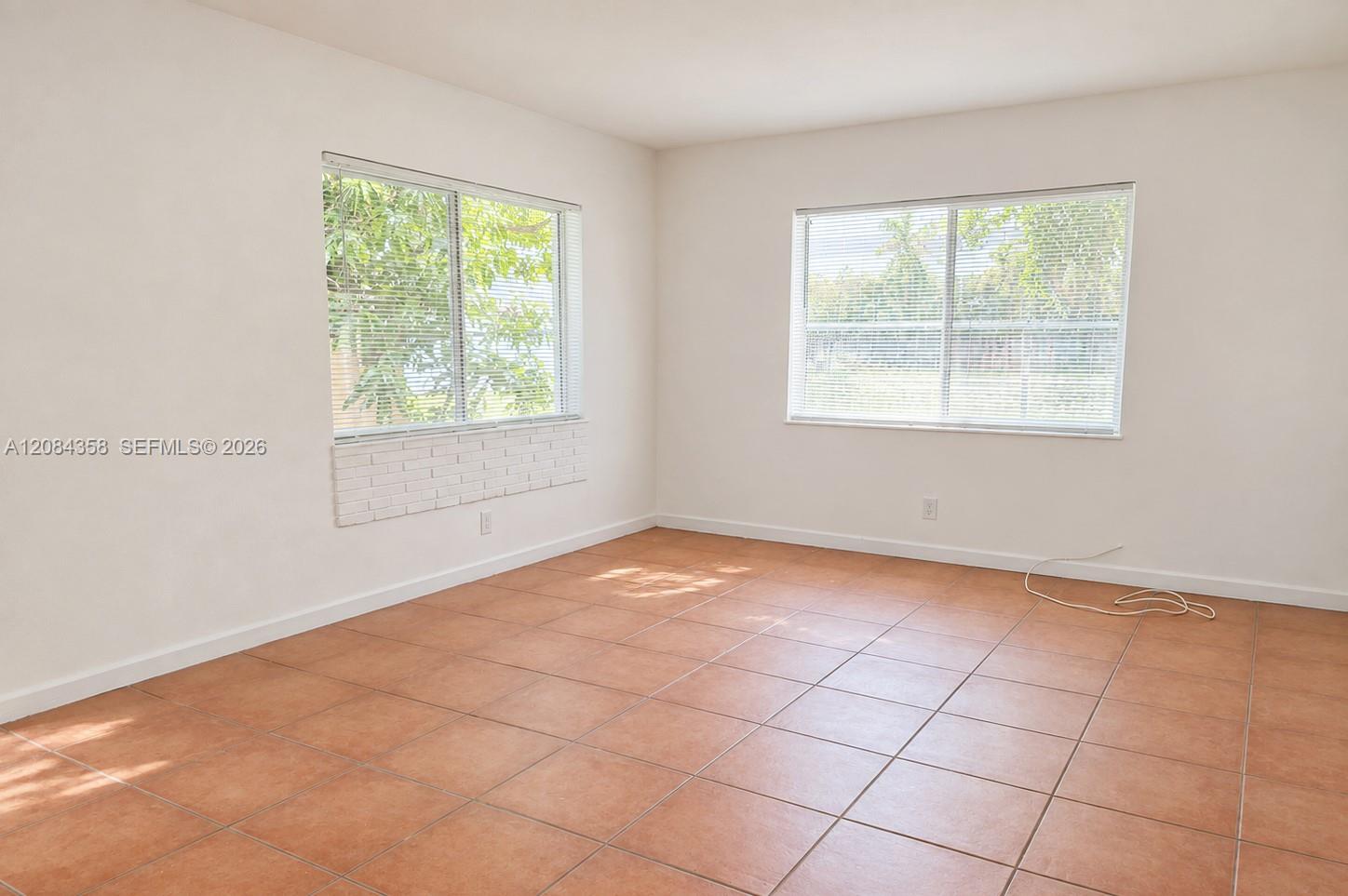 304 SE 9th Ct # 8 — Photo 3