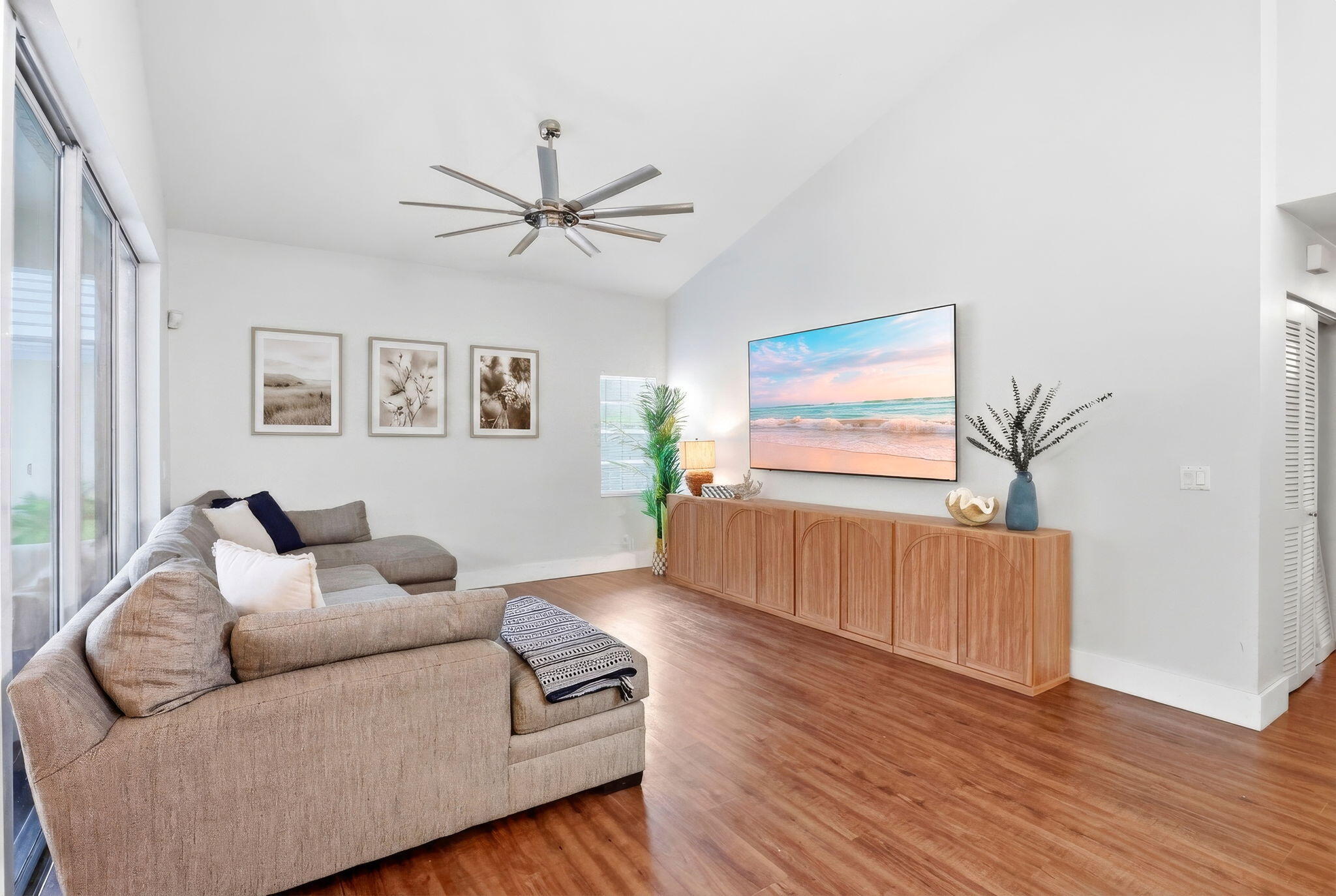 944 Dickens Place — Photo 4