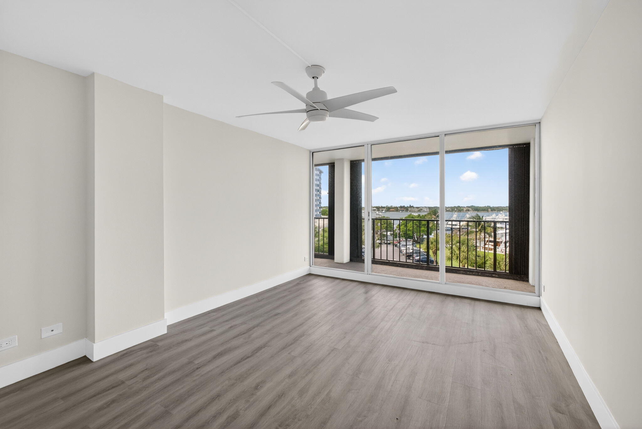 136 Lakeshore Drive # 511 — Photo 2