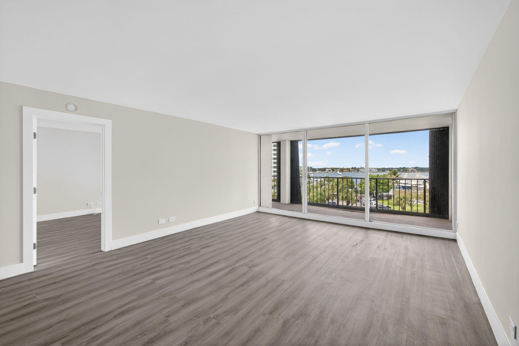 136 Lakeshore Drive # 511 — Photo 3