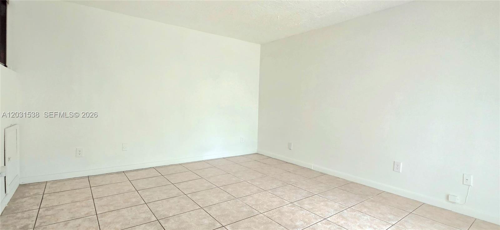 608 Commodore Dr — Photo 3