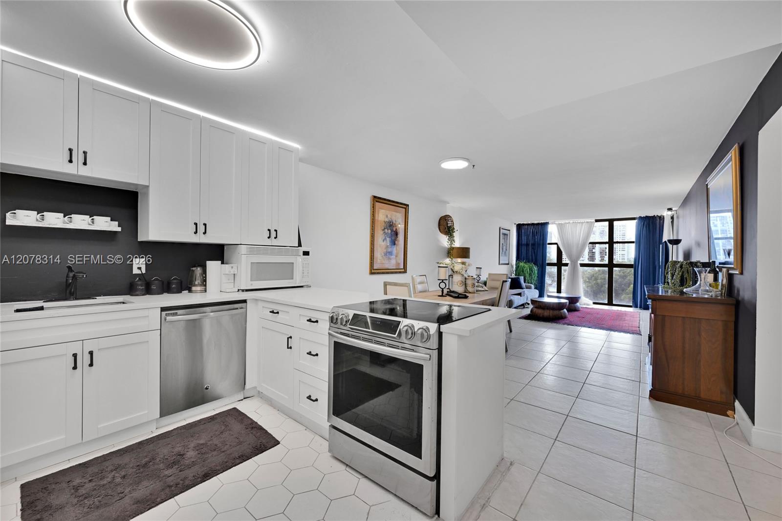 400 Leslie Dr # 605 — Photo 2