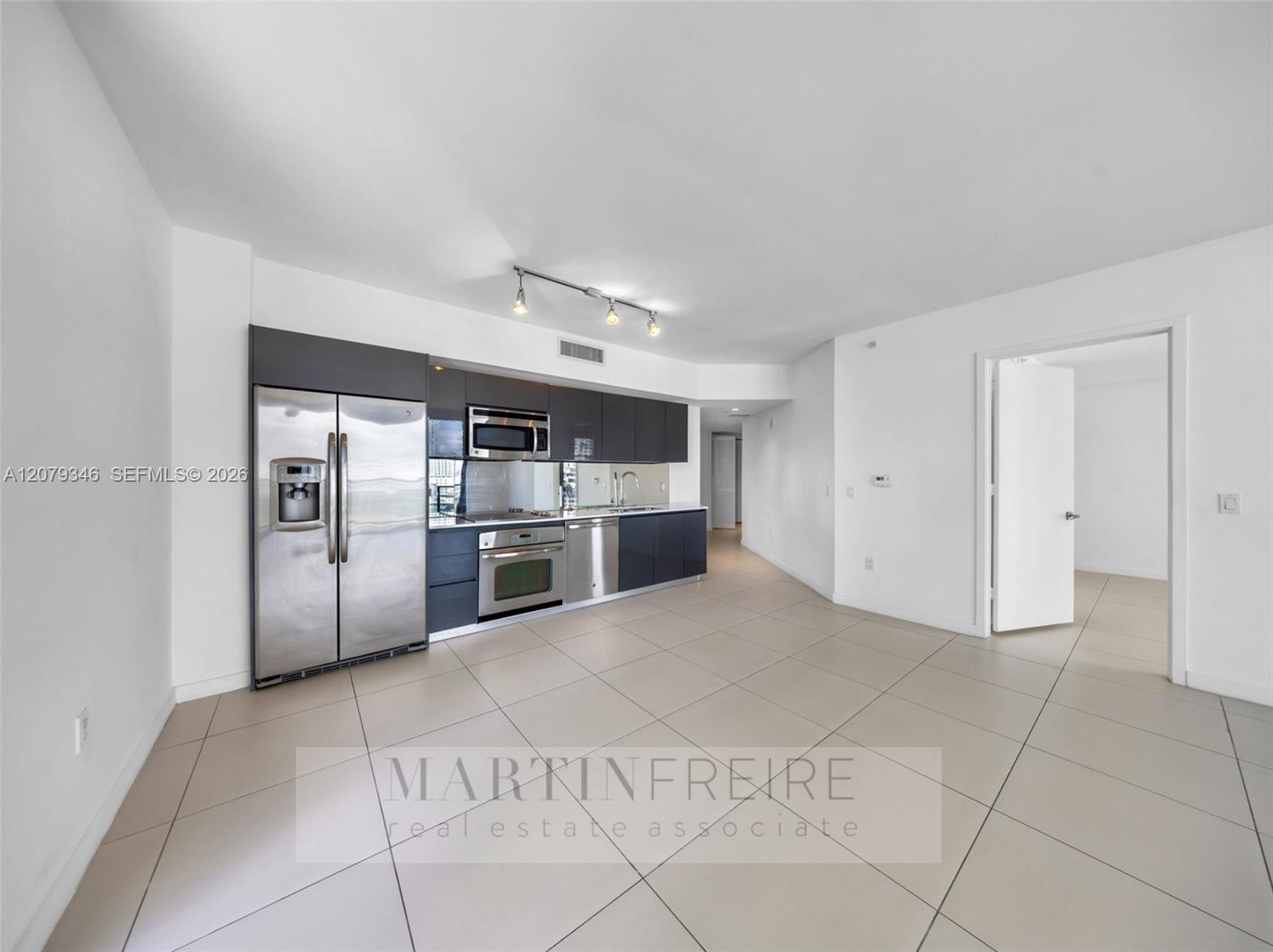 31 SE 6th St # 1402 — Photo 3