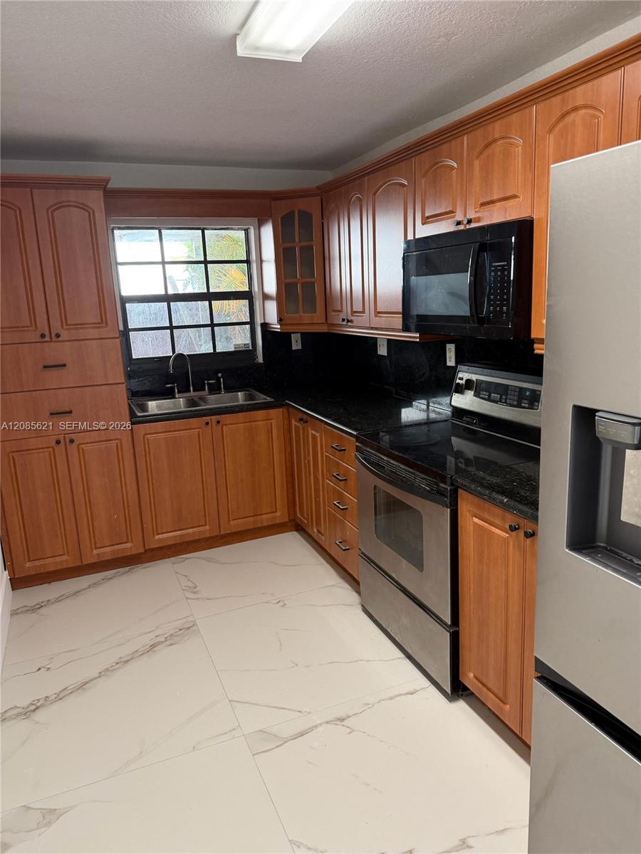 2424 SW 21st Ter # 0 — Photo 3