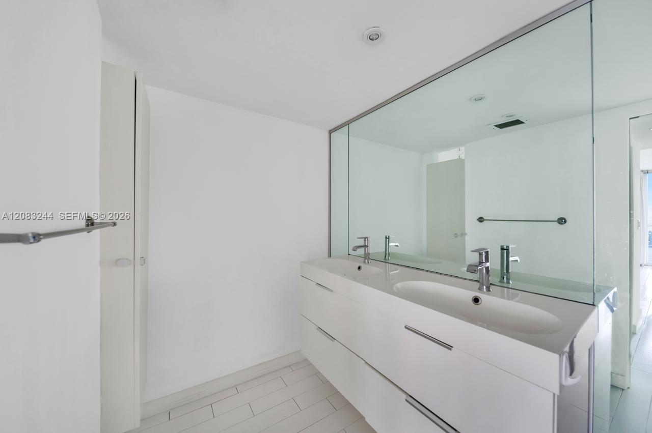 7601 E Treasure Dr # 2016 — Photo 4
