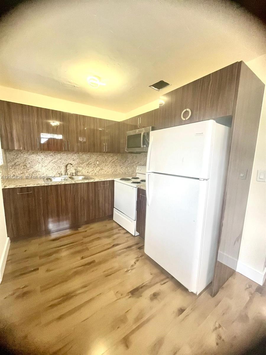 15350 NE 14th Ct — Photo 3