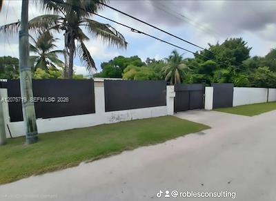 759 S Biscayne River Dr, Miami FL 33169