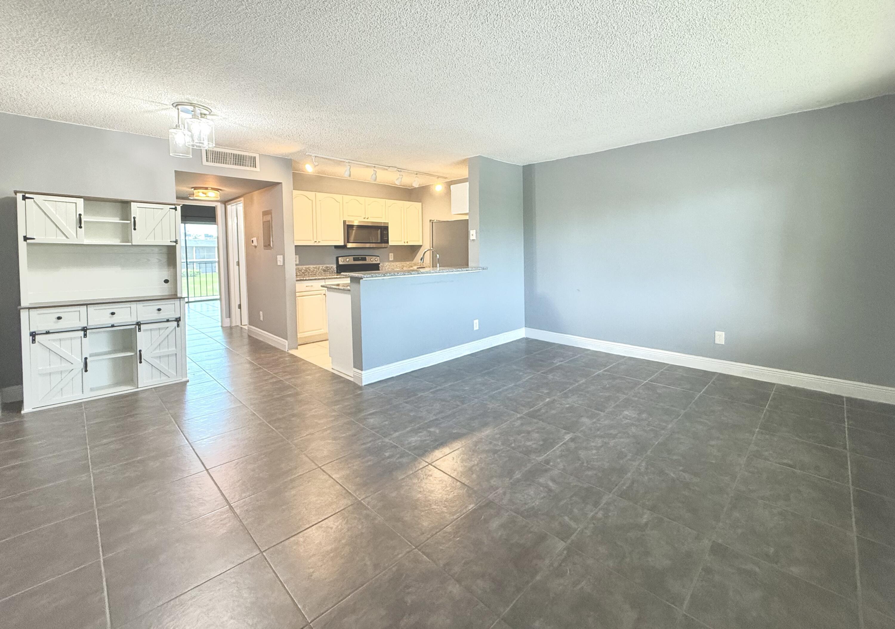 1625 Meadows Circle W — Photo 4