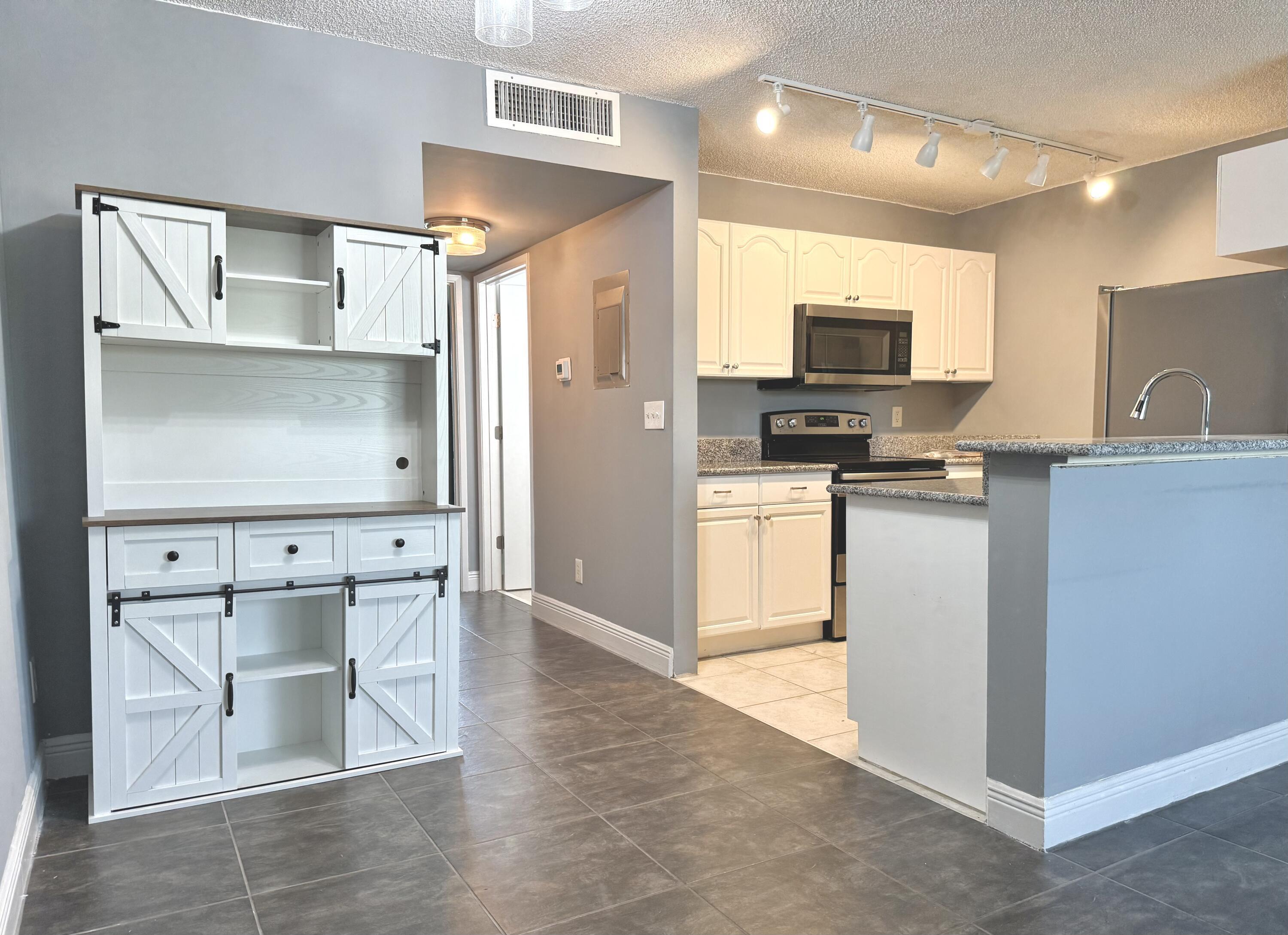 1625 Meadows Circle W — Photo 2
