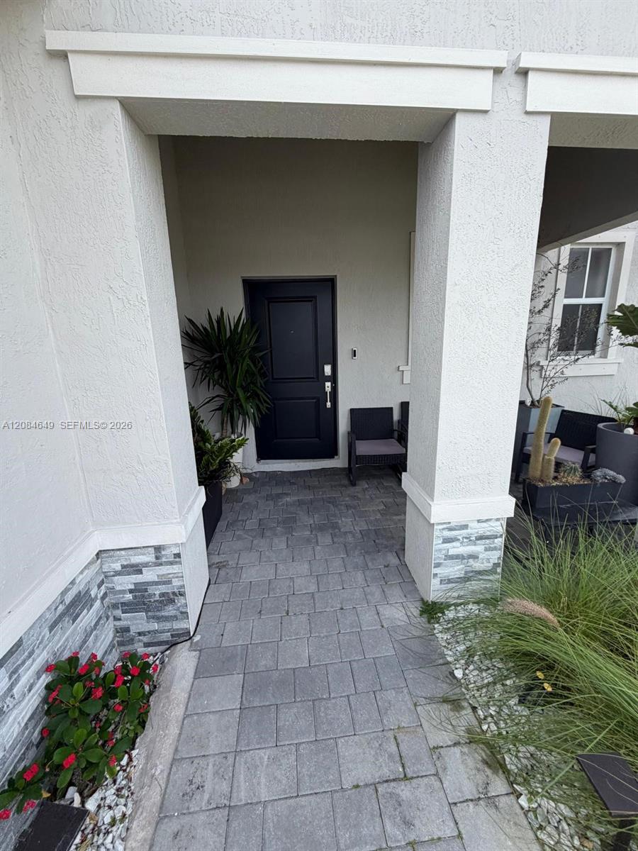 2618 SE 9th St — Photo 3