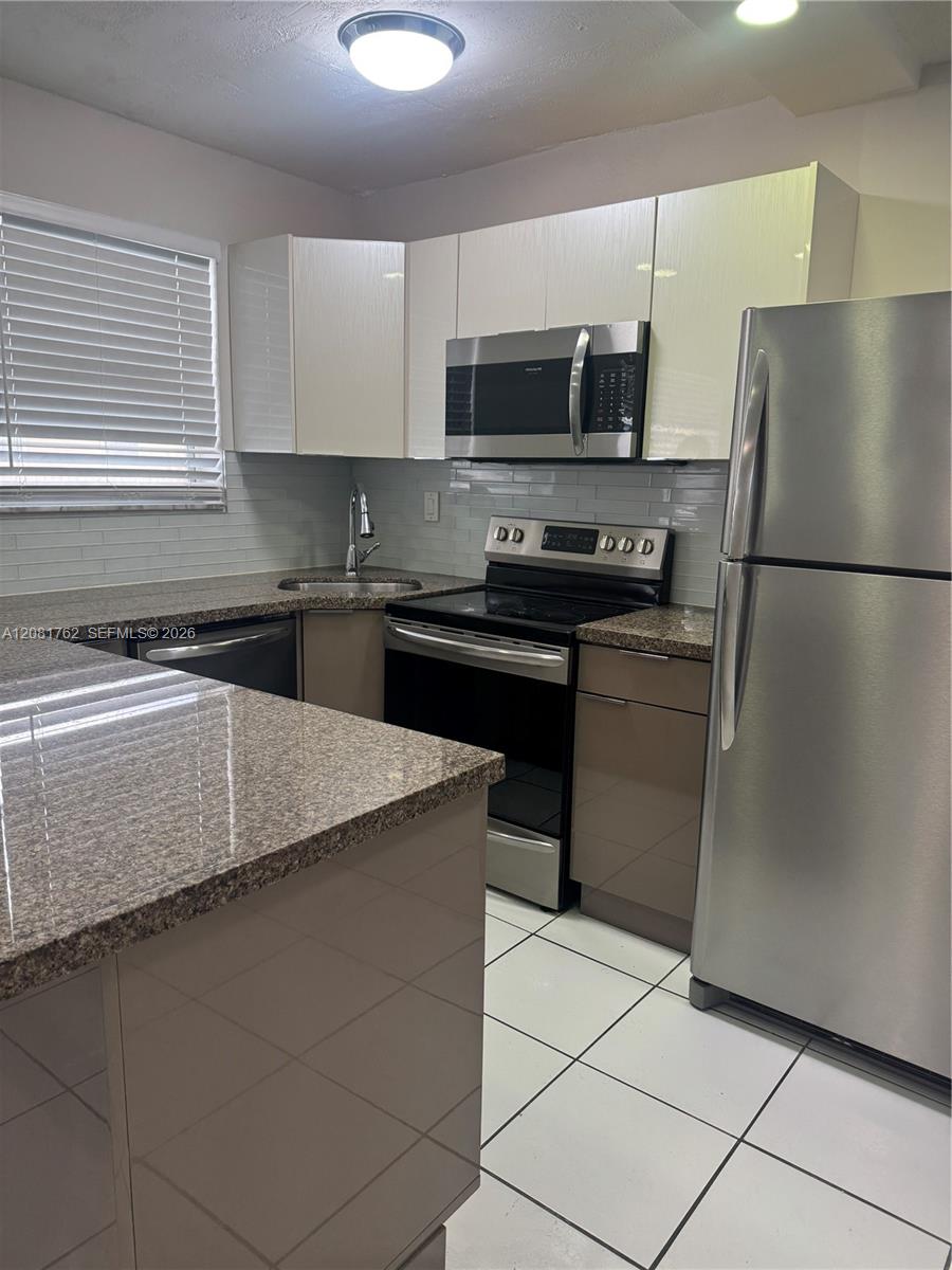 1975 NE 135th St # 3E — Photo 2