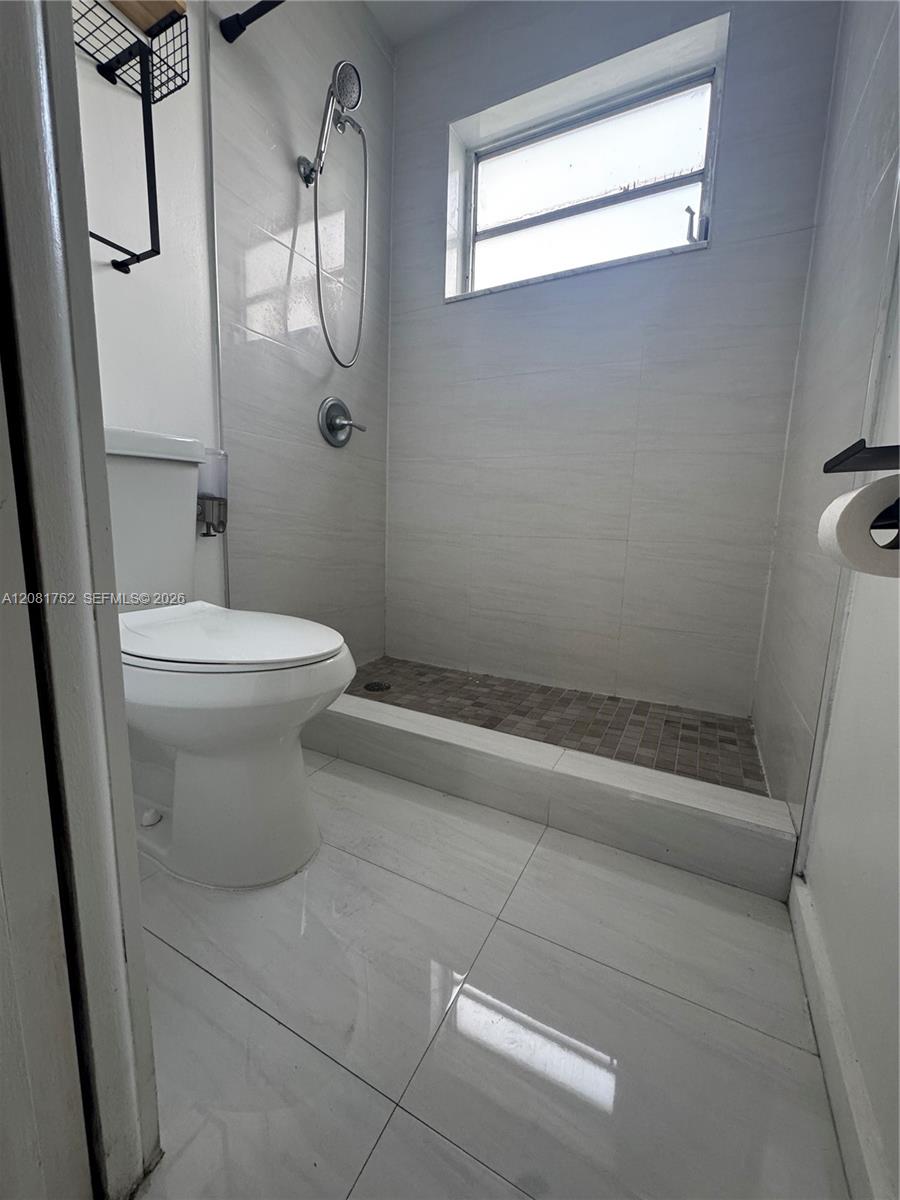 1975 NE 135th St # 3E — Photo 4