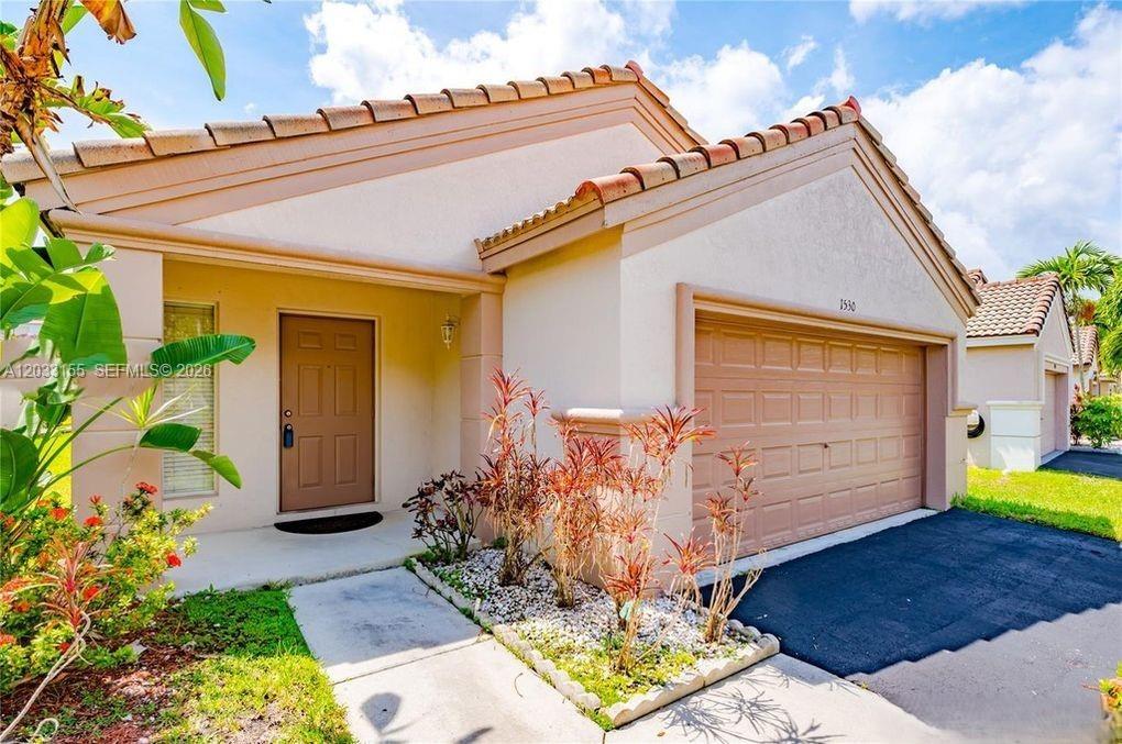 1530 Canary Island Dr, Weston FL 33327