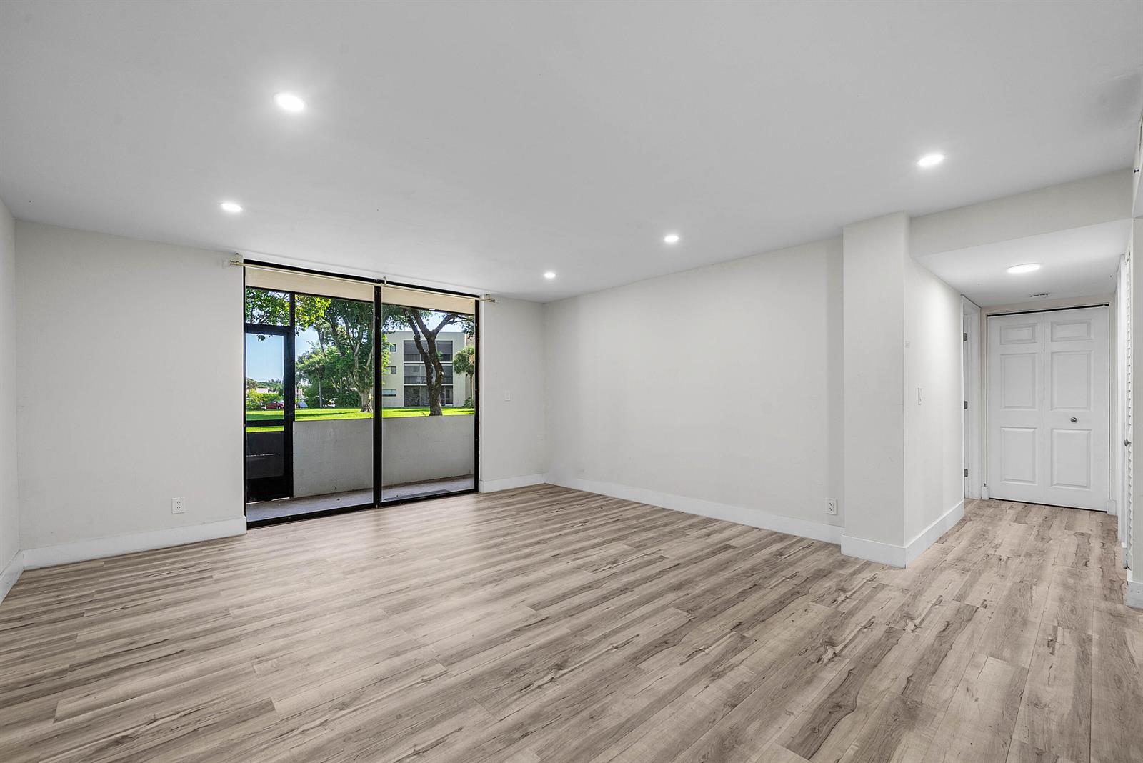 010-5190LasVerdesCircle-105-DelrayBeach-