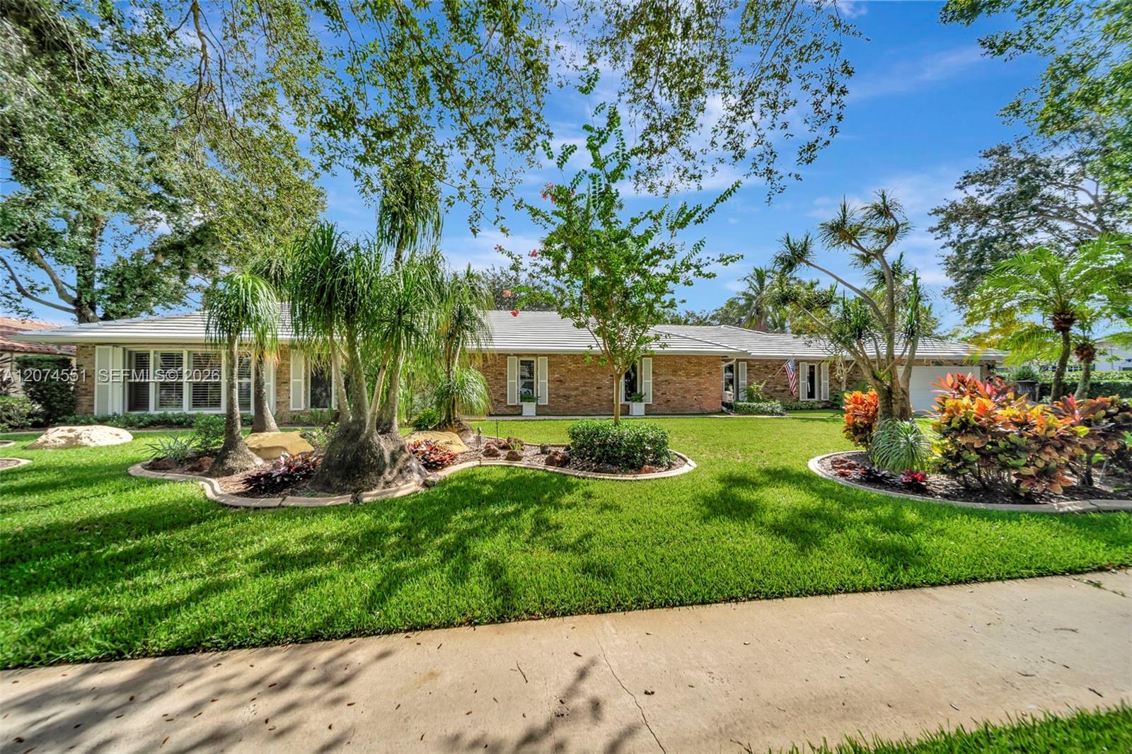 560 W Tropical Way — Photo 2
