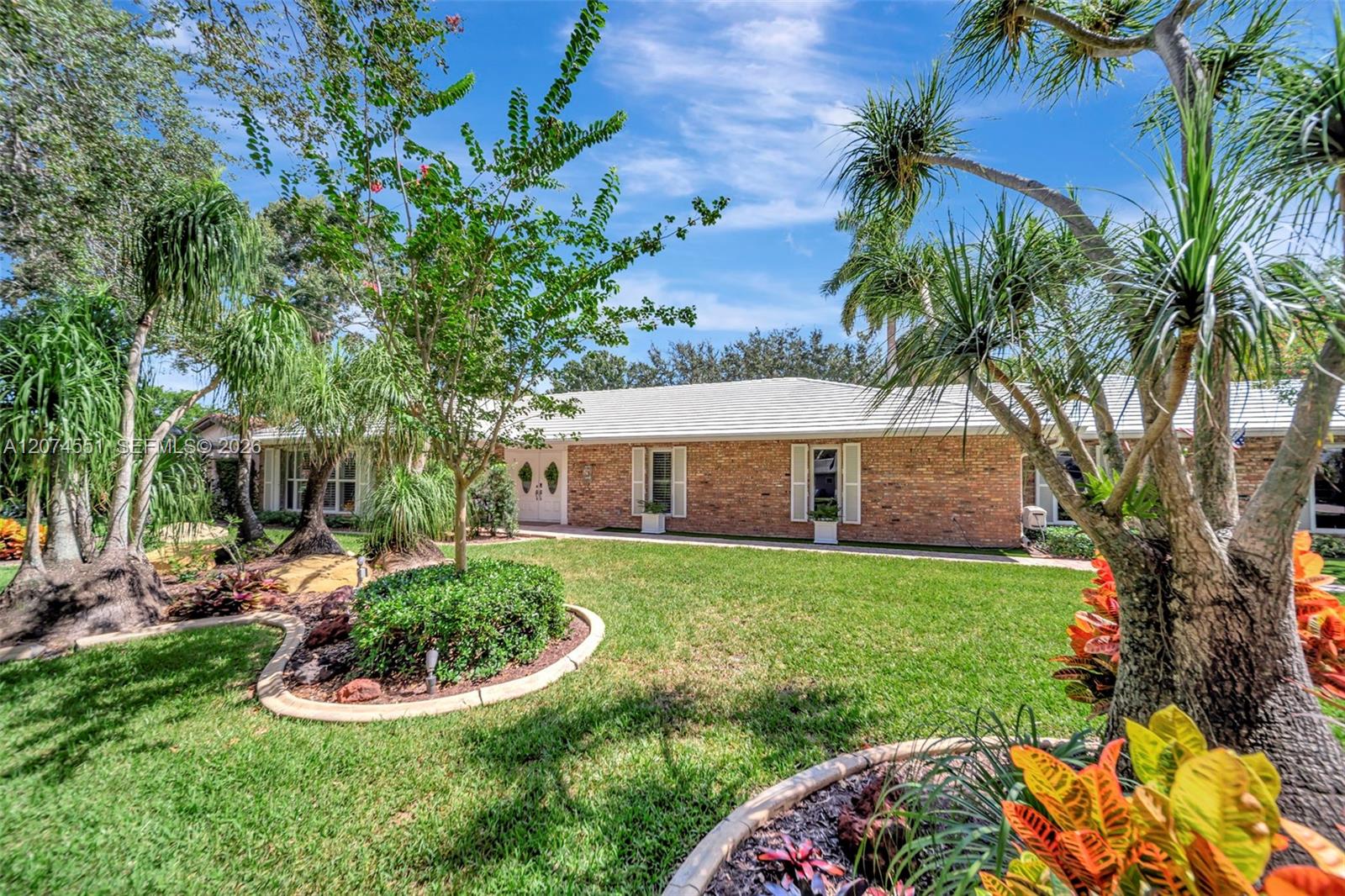 560 W Tropical Way — Photo 3