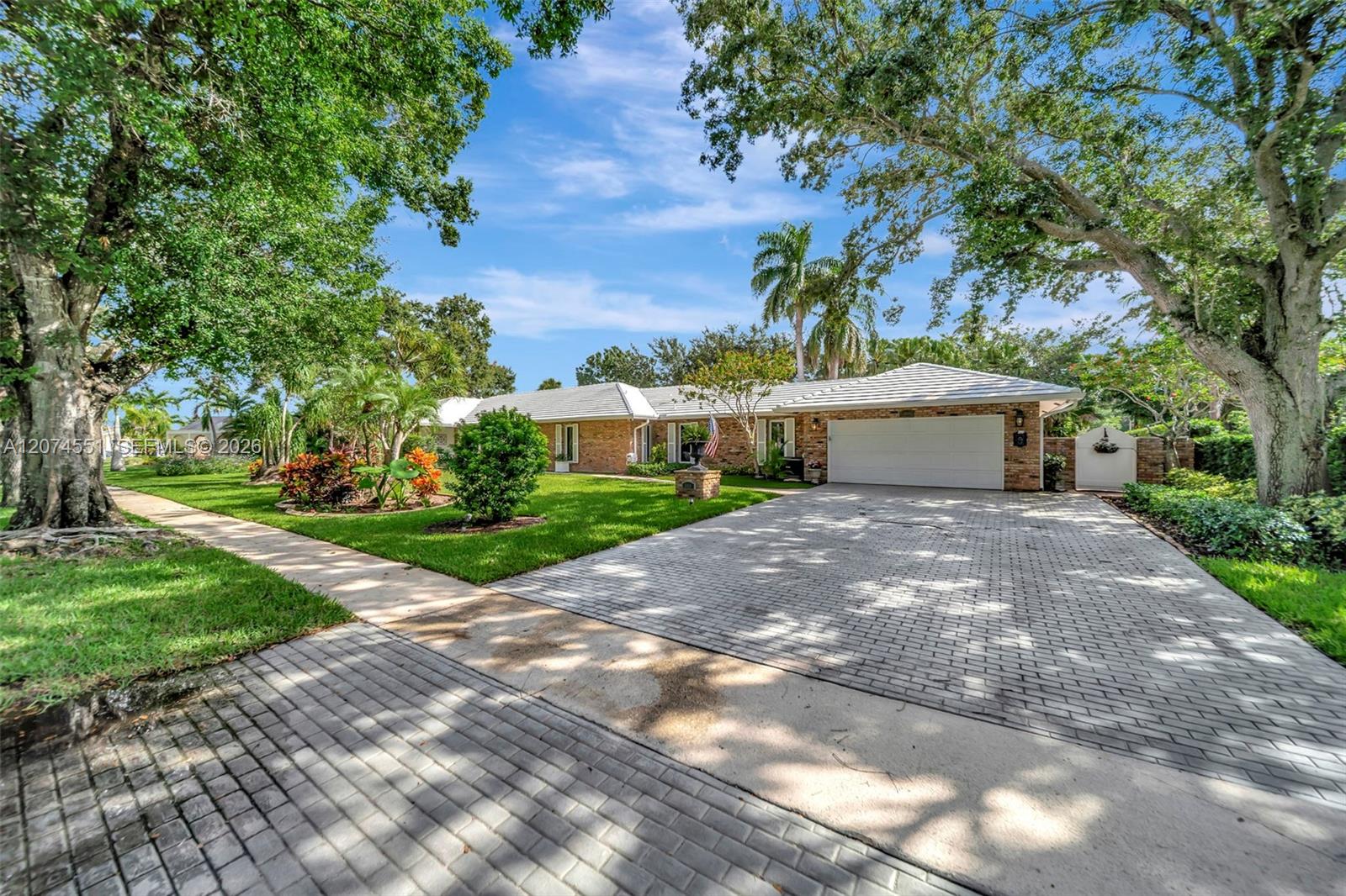 560 W Tropical Way — Photo 4