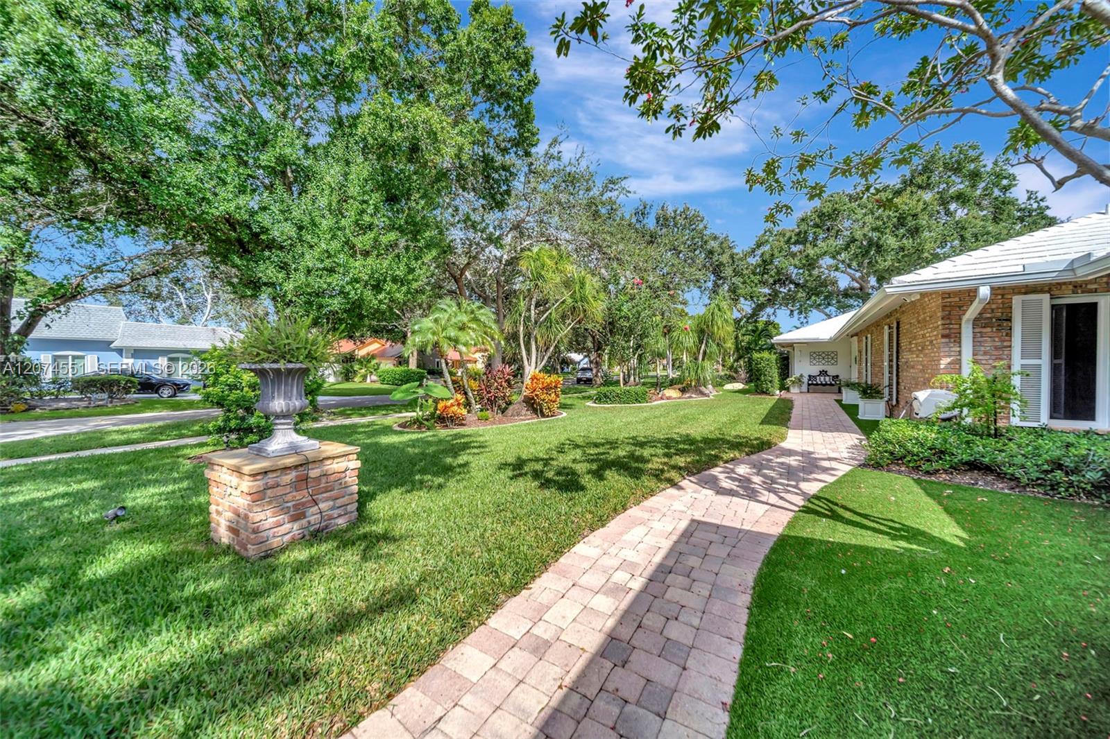 560 W Tropical Way — Photo 5