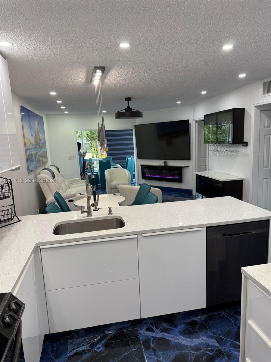 5121 W Oakland Park Blvd # 212 — Photo 2